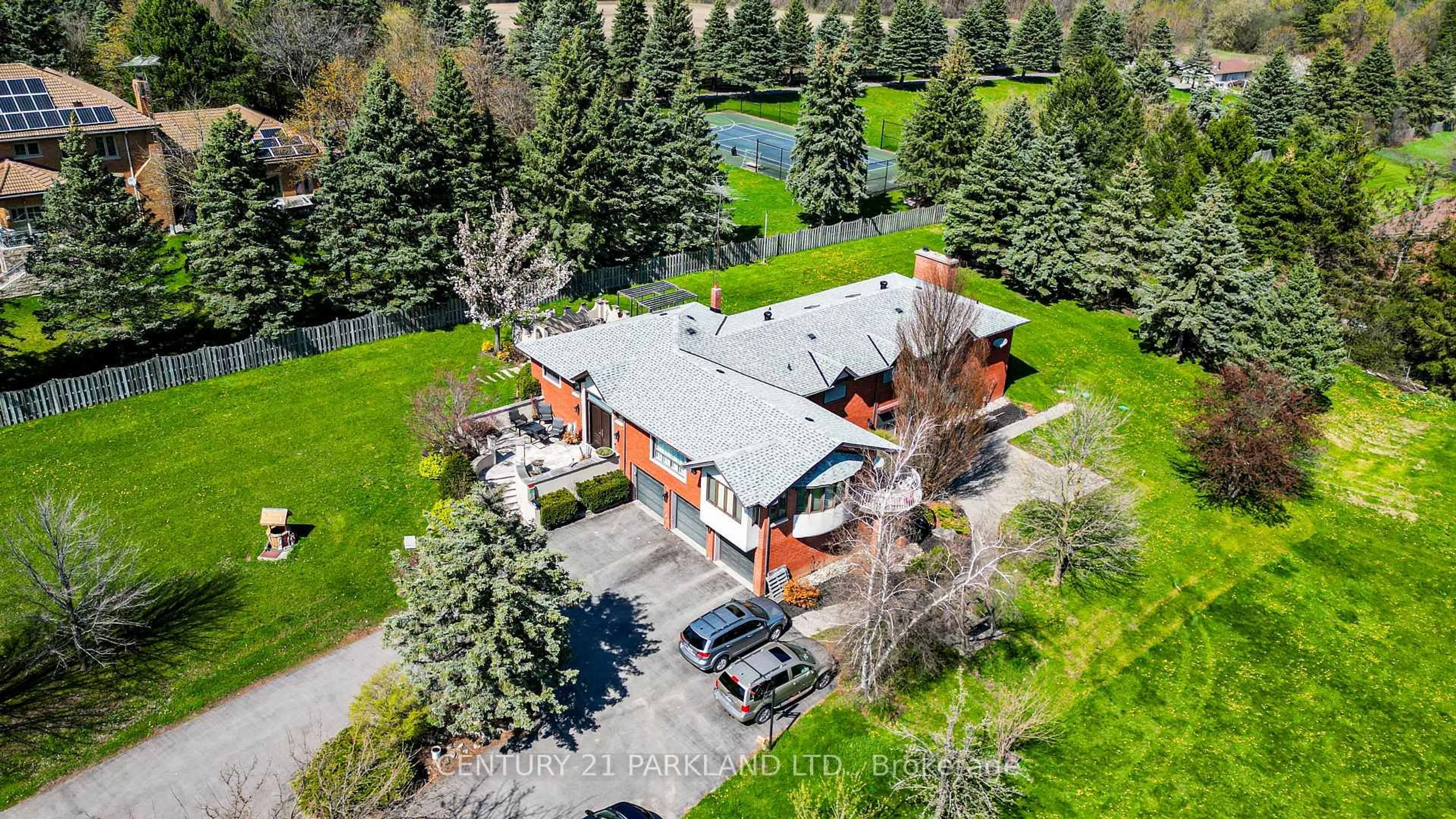 A pic from outside/outdoor area/front of a property/back of a property/a pic from drone, street for 11559 Leslie St, Richmond Hill Ontario L4E 3R7