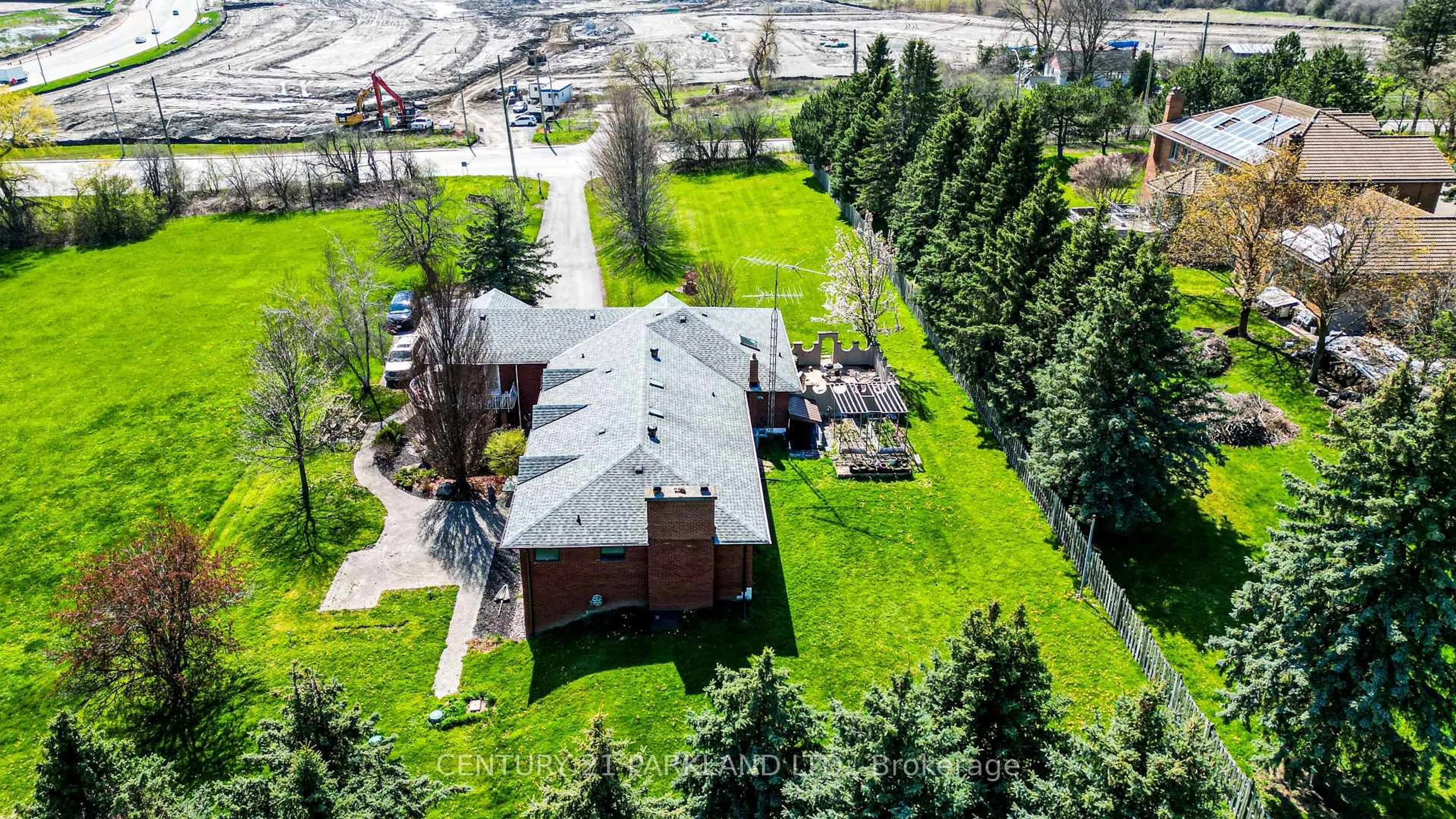 A pic from outside/outdoor area/front of a property/back of a property/a pic from drone, unknown for 11559 Leslie St, Richmond Hill Ontario L4E 3R7