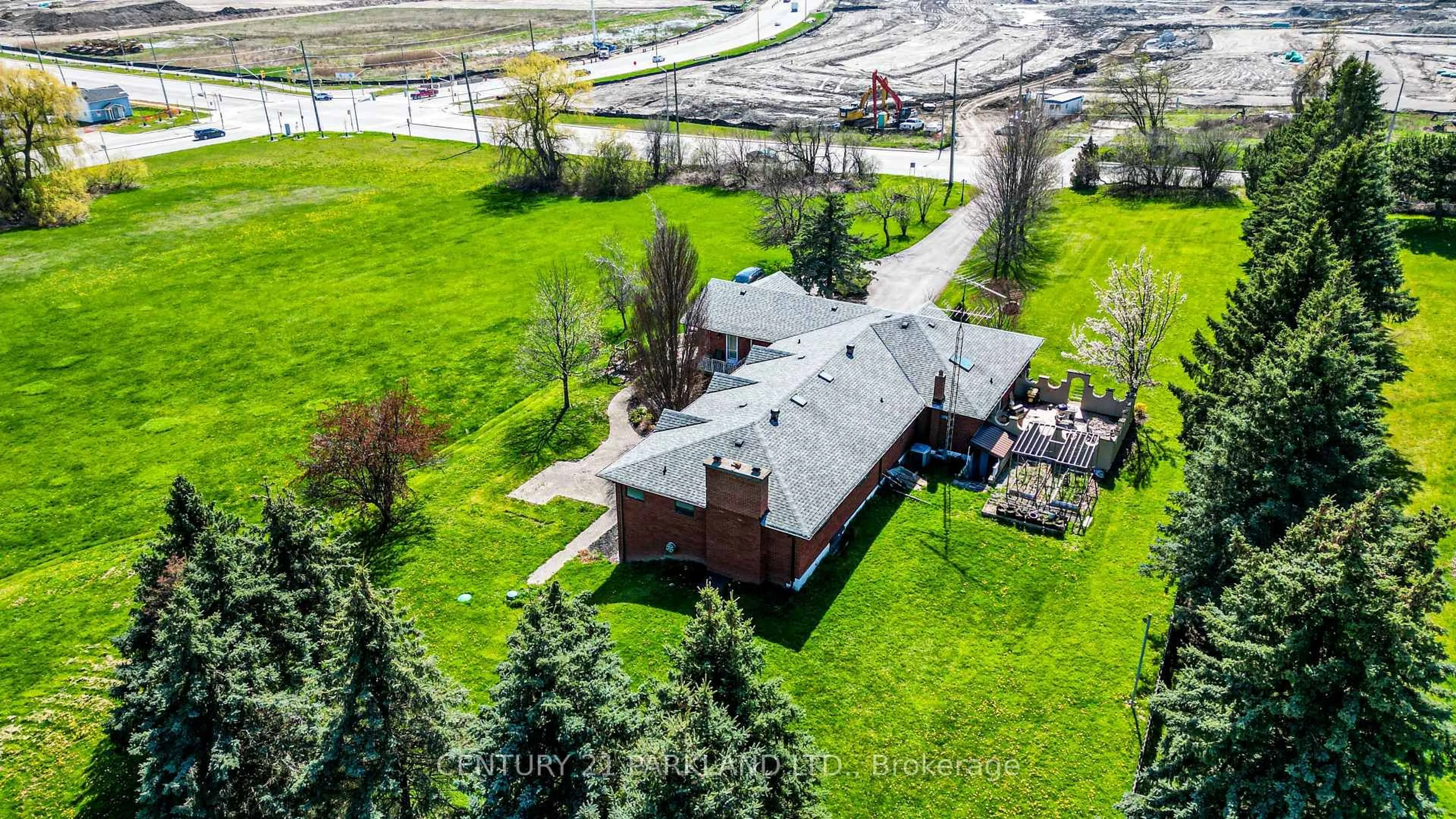 A pic from outside/outdoor area/front of a property/back of a property/a pic from drone, unknown for 11559 Leslie St, Richmond Hill Ontario L4E 3R7