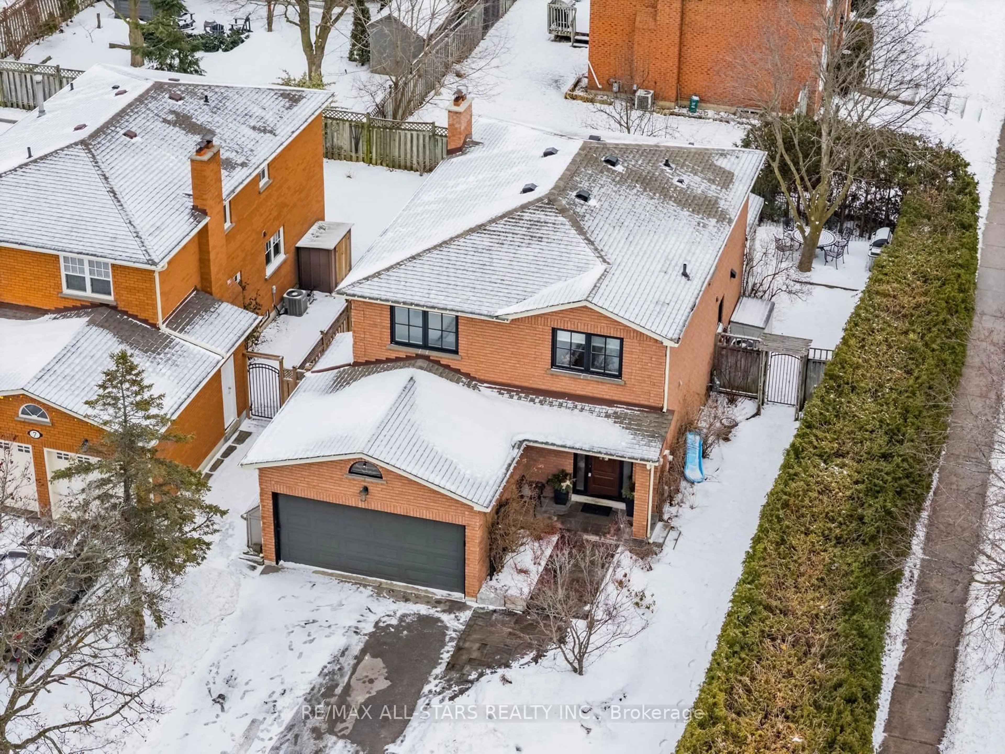 A pic from outside/outdoor area/front of a property/back of a property/a pic from drone, street for 1 Alderwood St, Whitchurch-Stouffville Ontario L4A 5C9