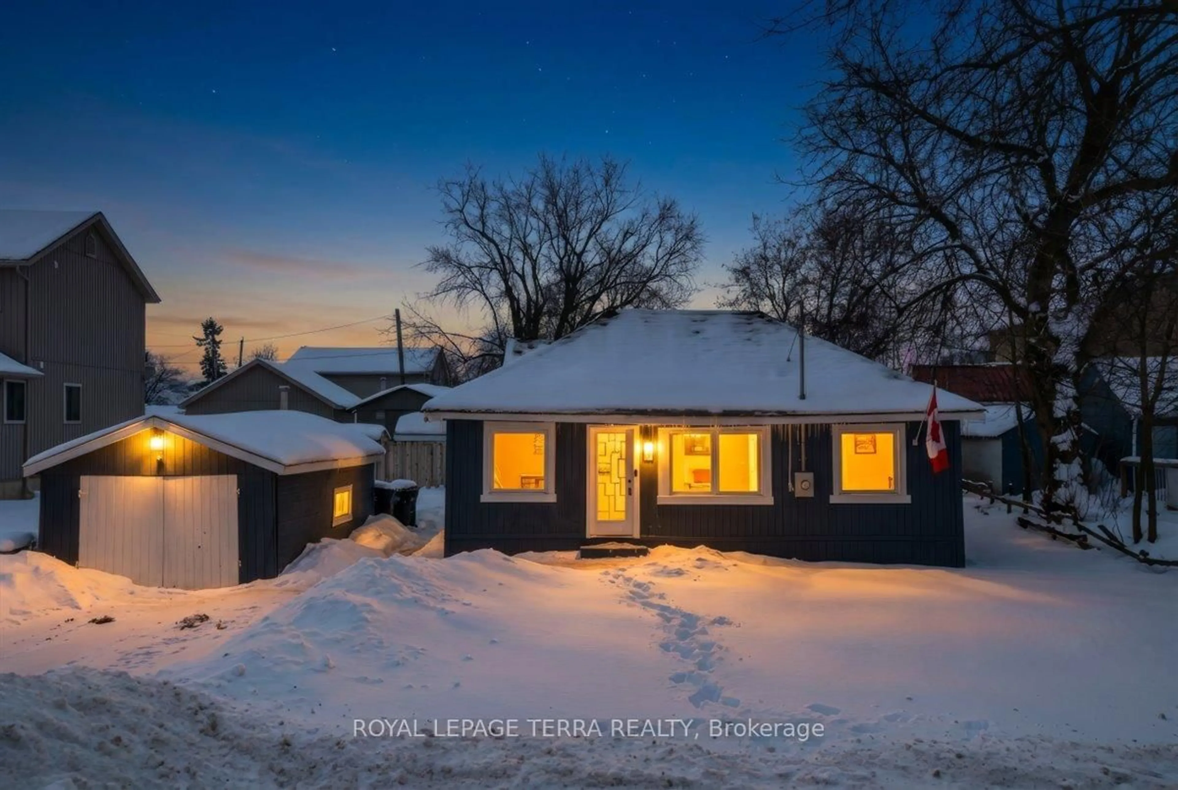 A pic from outside/outdoor area/front of a property/back of a property/a pic from drone, street for 999 Ewart St, Innisfil Ontario L0L 1C0