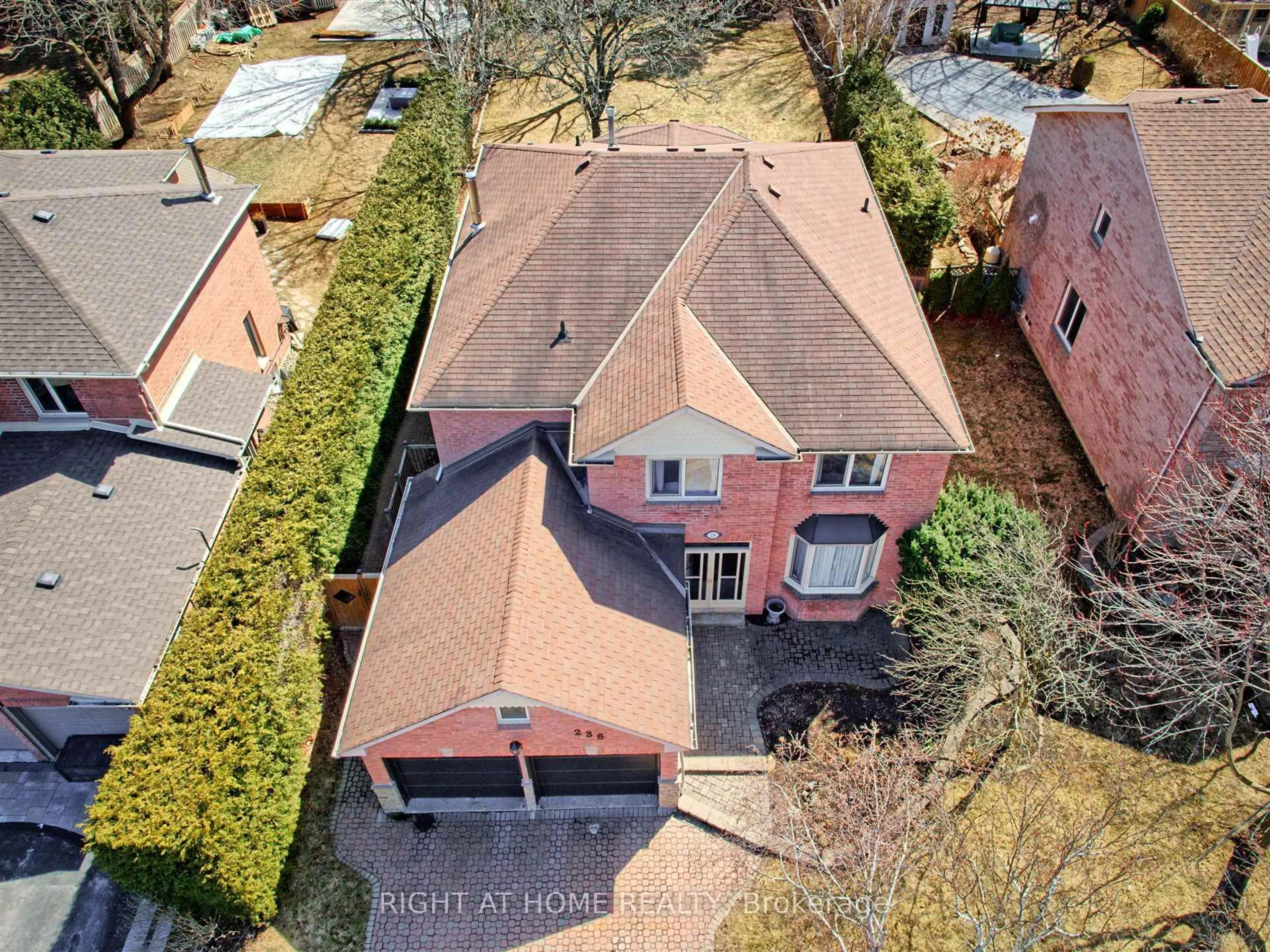 A pic from outside/outdoor area/front of a property/back of a property/a pic from drone, street for 236 McCaffrey Rd, Newmarket Ontario L3X 1J3