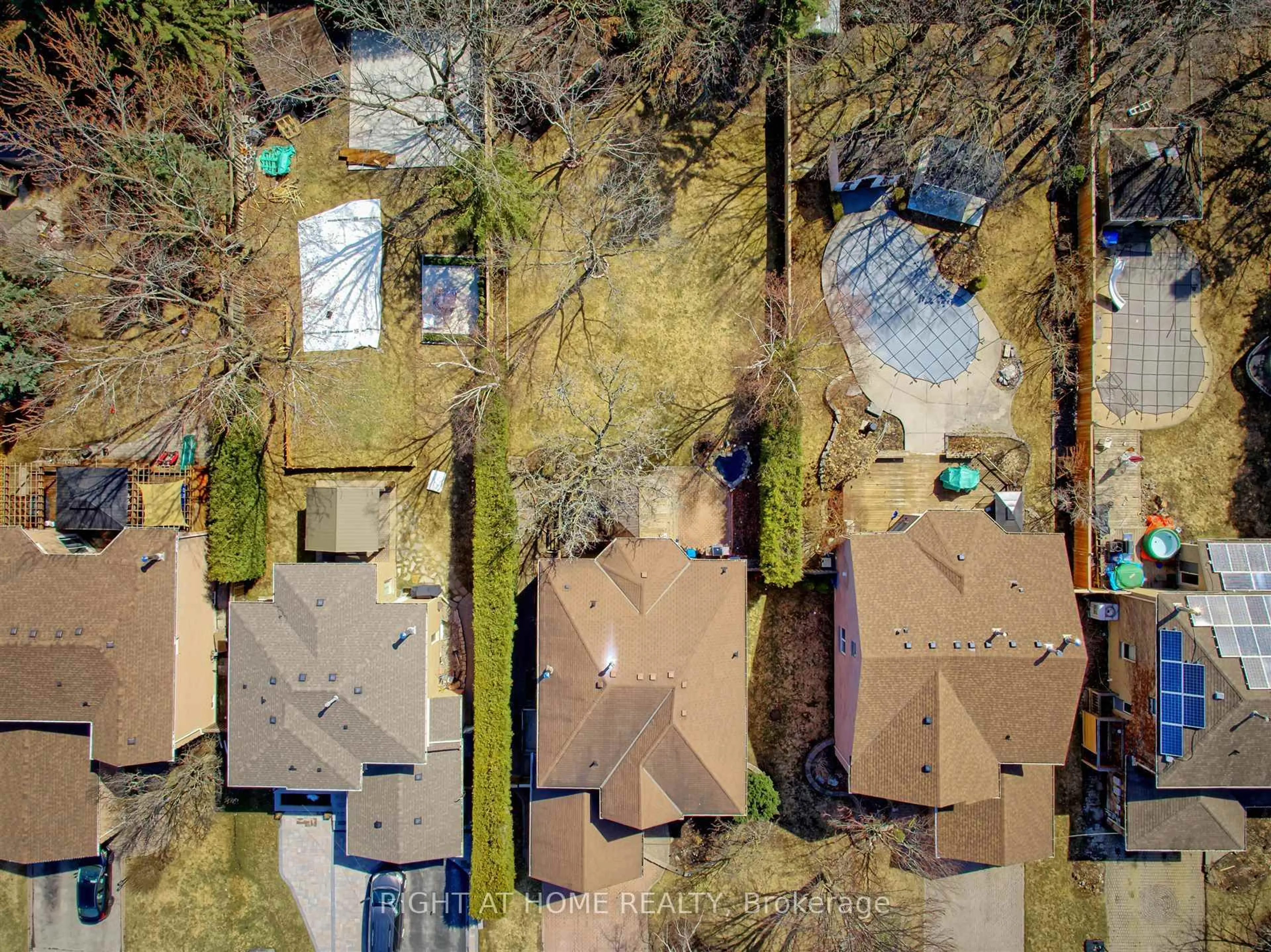 A pic from outside/outdoor area/front of a property/back of a property/a pic from drone, unknown for 236 McCaffrey Rd, Newmarket Ontario L3X 1J3