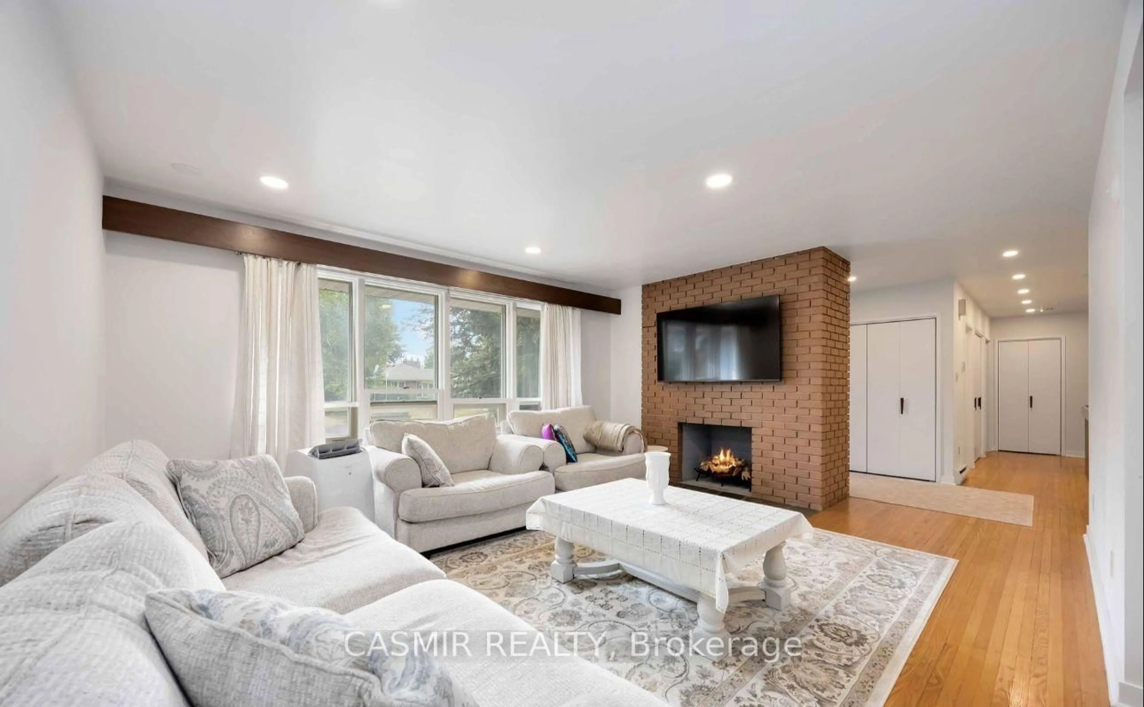 Living room with furniture, unknown for 31 Orlon Cres, Richmond Hill Ontario L4C 6S3