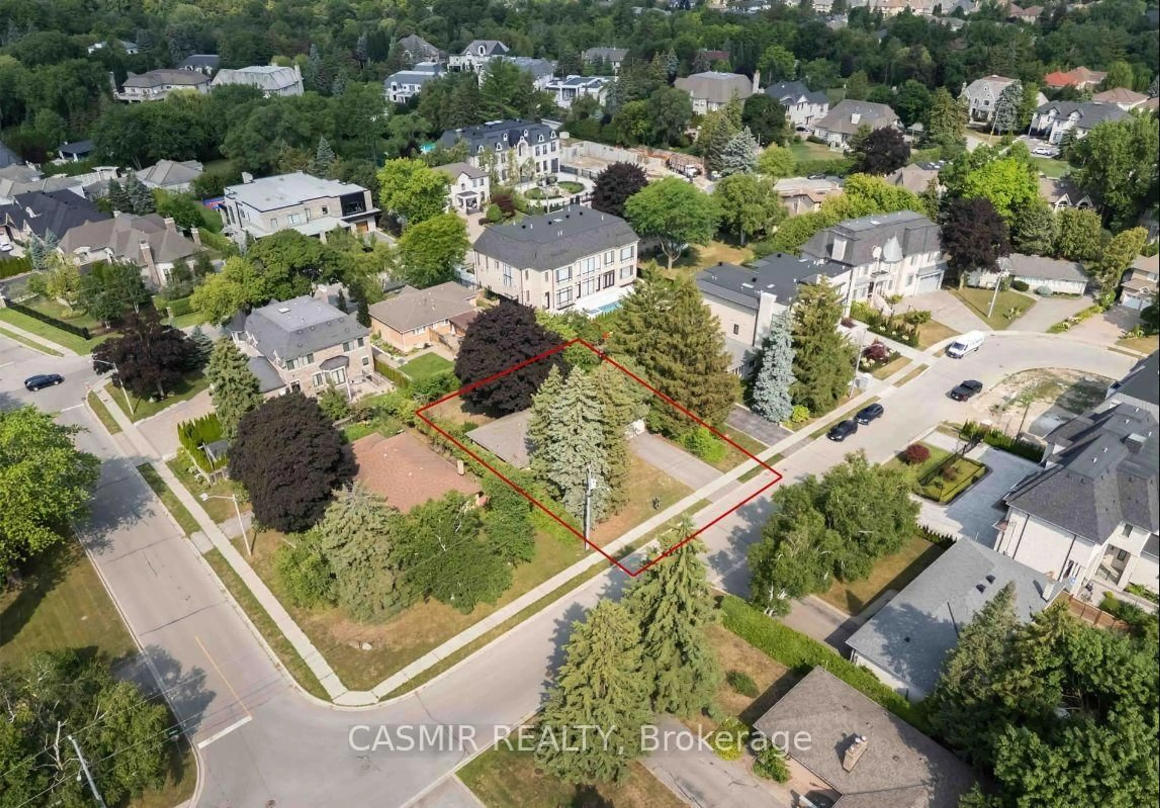A pic from outside/outdoor area/front of a property/back of a property/a pic from drone, street for 31 Orlon Cres, Richmond Hill Ontario L4C 6S3
