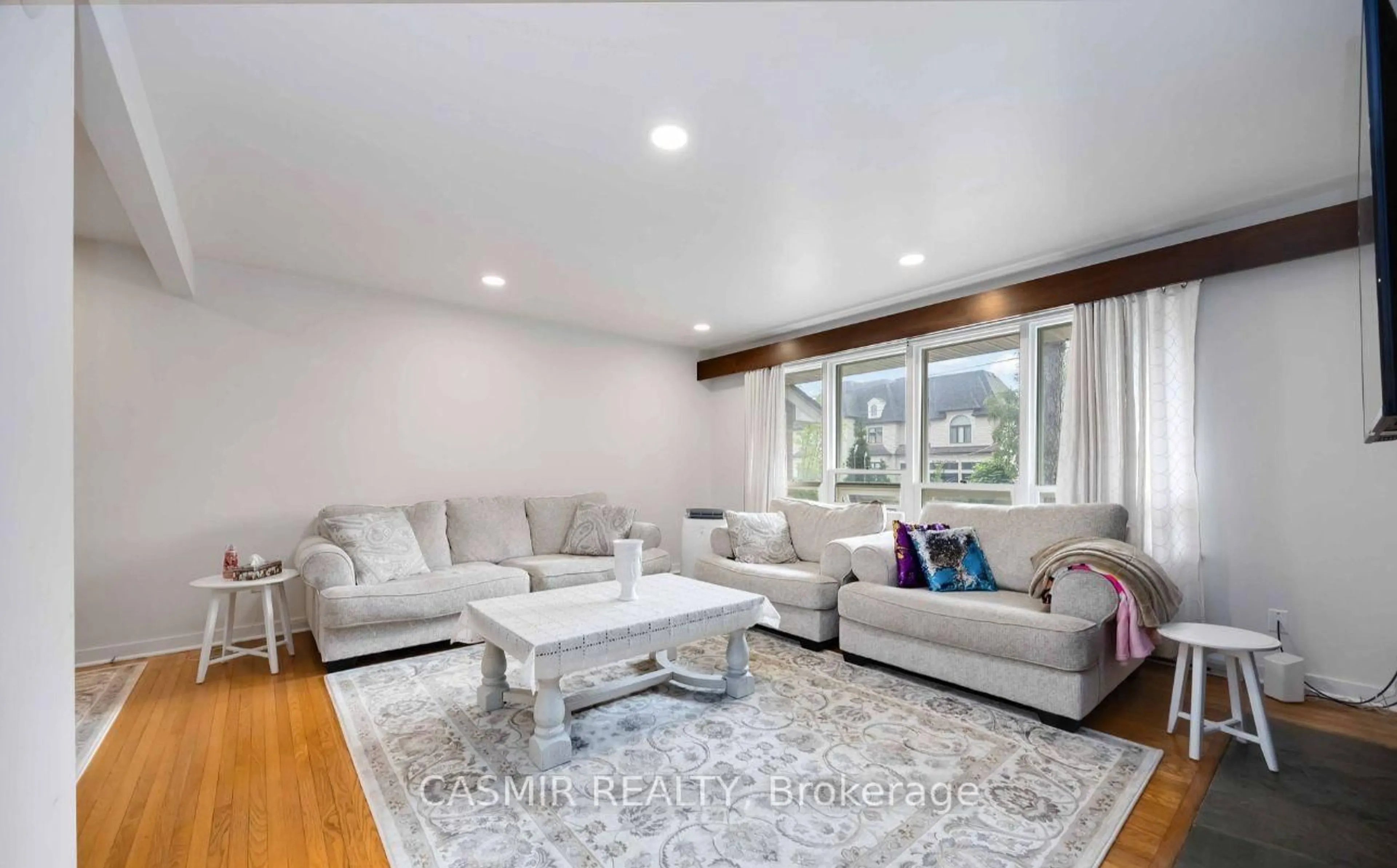 Living room with furniture, unknown for 31 Orlon Cres, Richmond Hill Ontario L4C 6S3