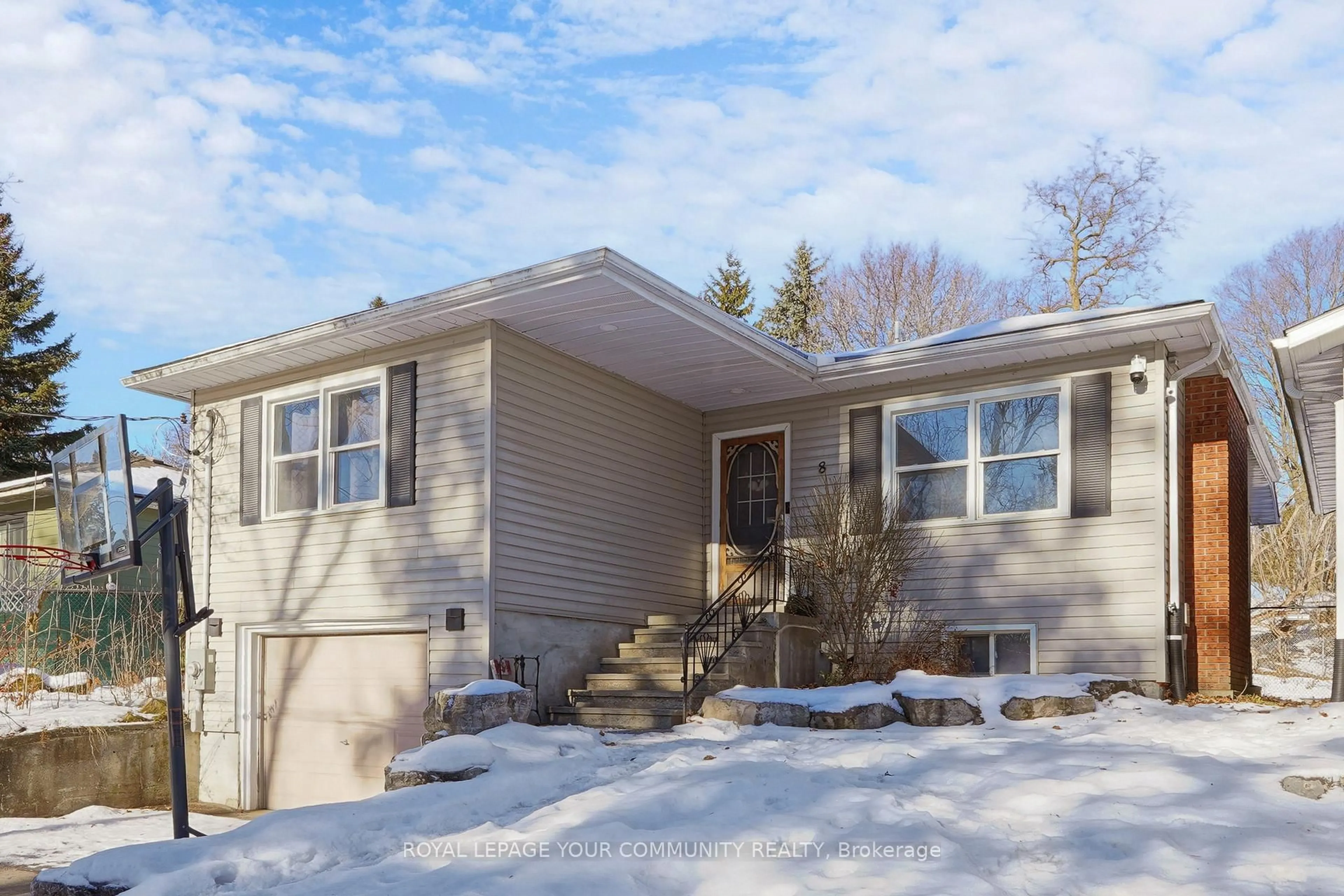 Home with vinyl exterior material, street for 8 Victor Dr, Whitchurch-Stouffville Ontario L4A 3G5