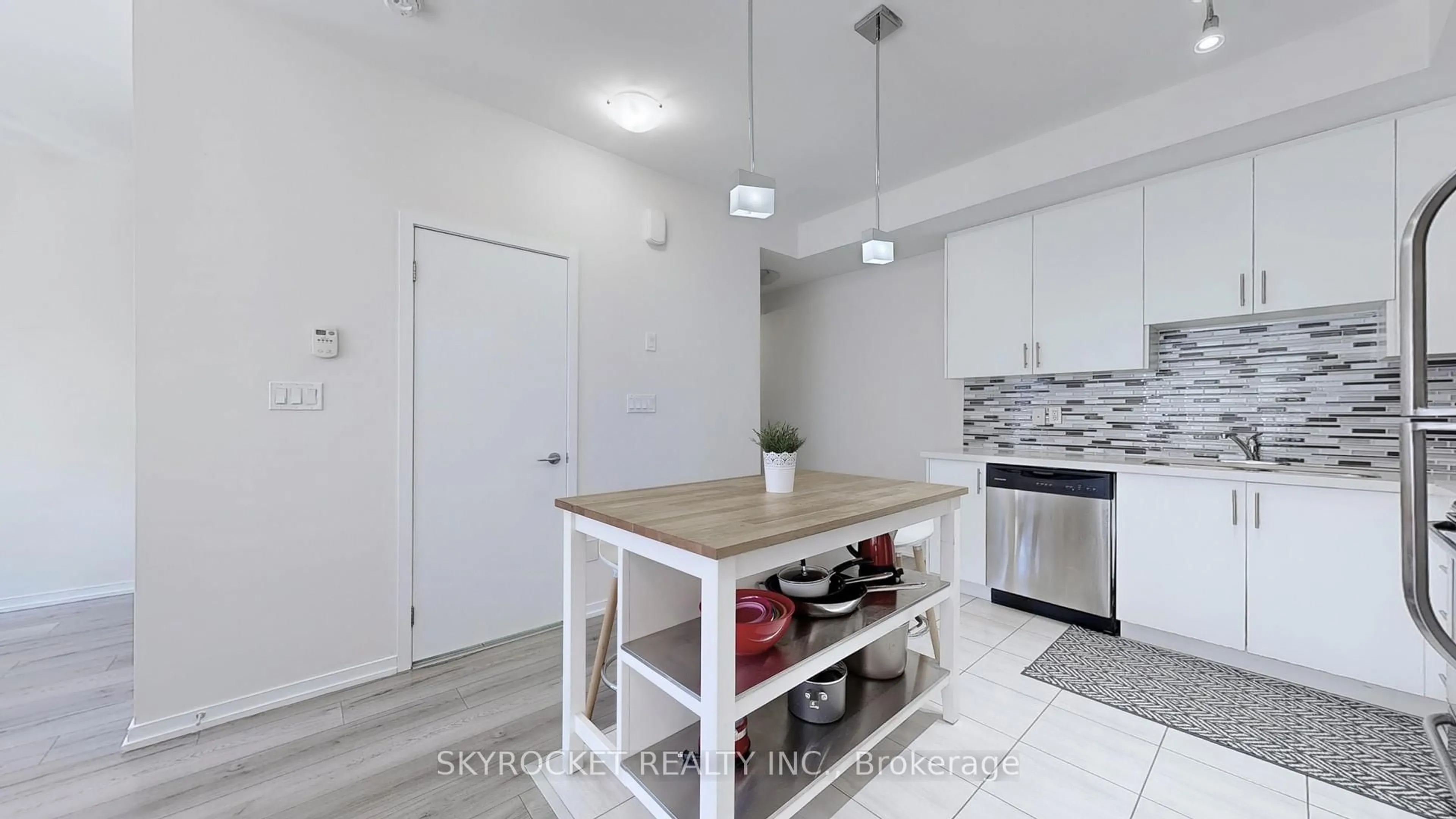 Open concept kitchen, ceramic/tile floor for 26 Bruce St #B18, Vaughan Ontario L4L 1J4