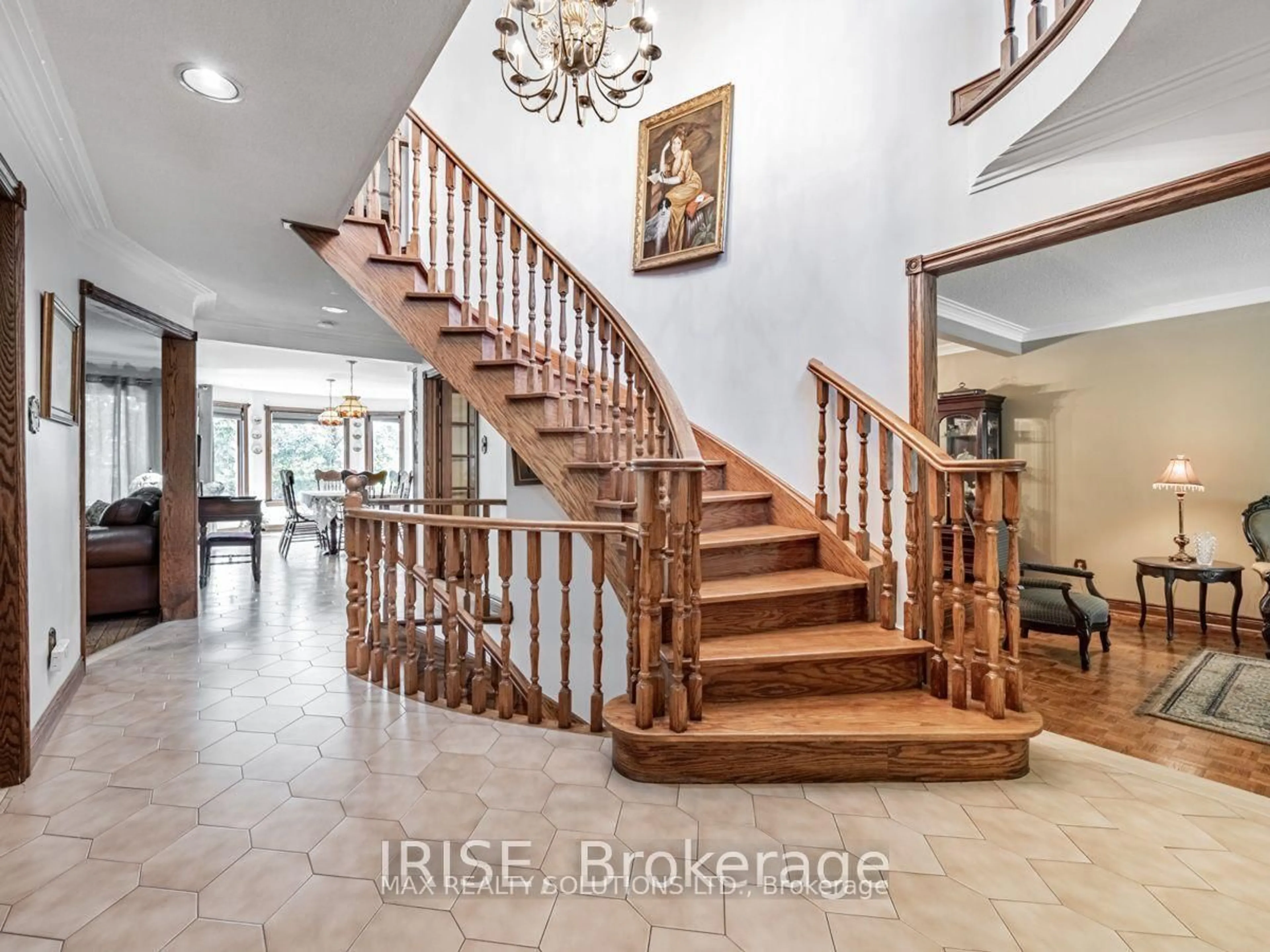 Indoor foyer for 13 Roosevelt Dr, Richmond Hill Ontario L4C 6V1