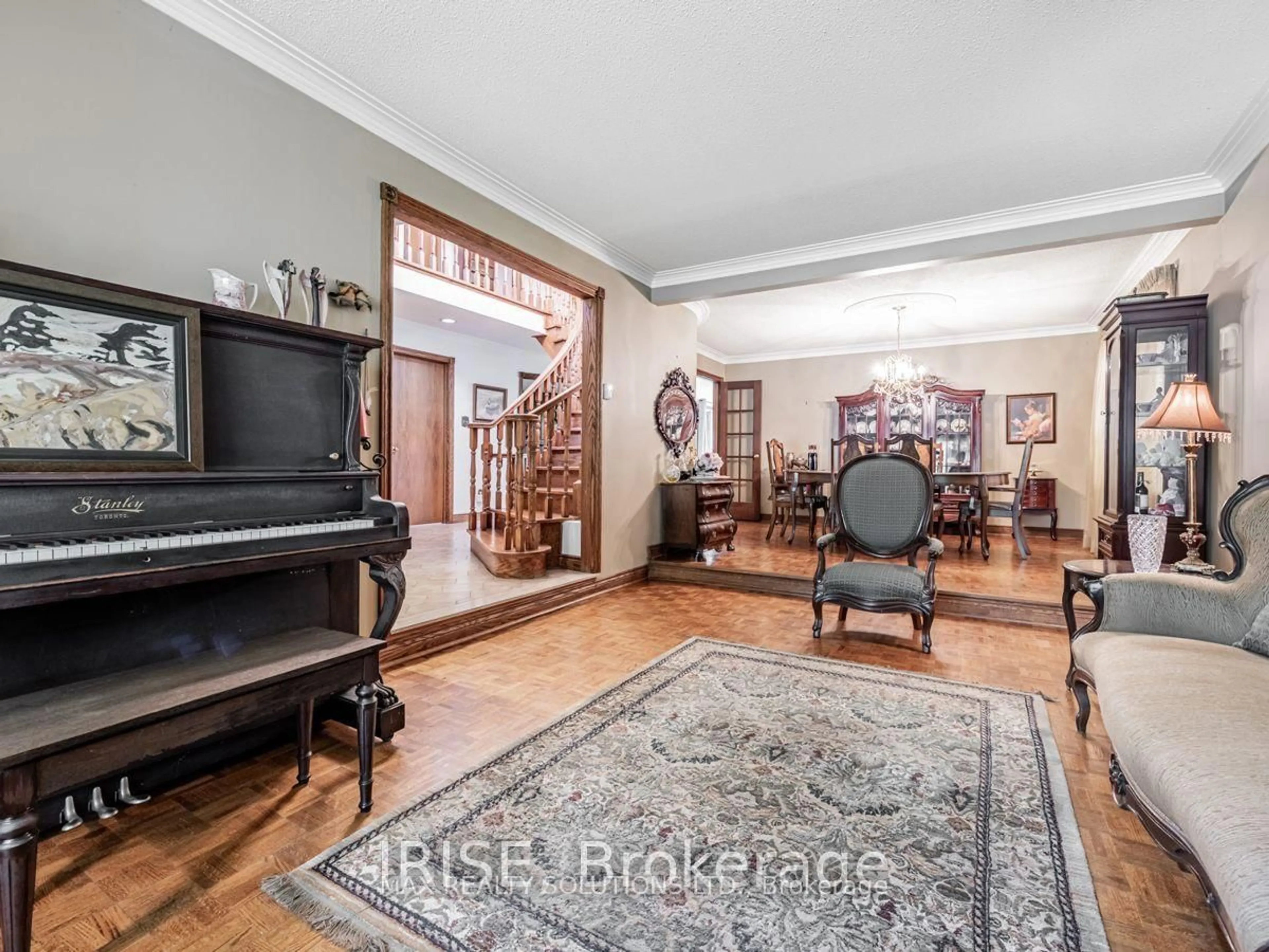 Indoor foyer for 13 Roosevelt Dr, Richmond Hill Ontario L4C 6V1