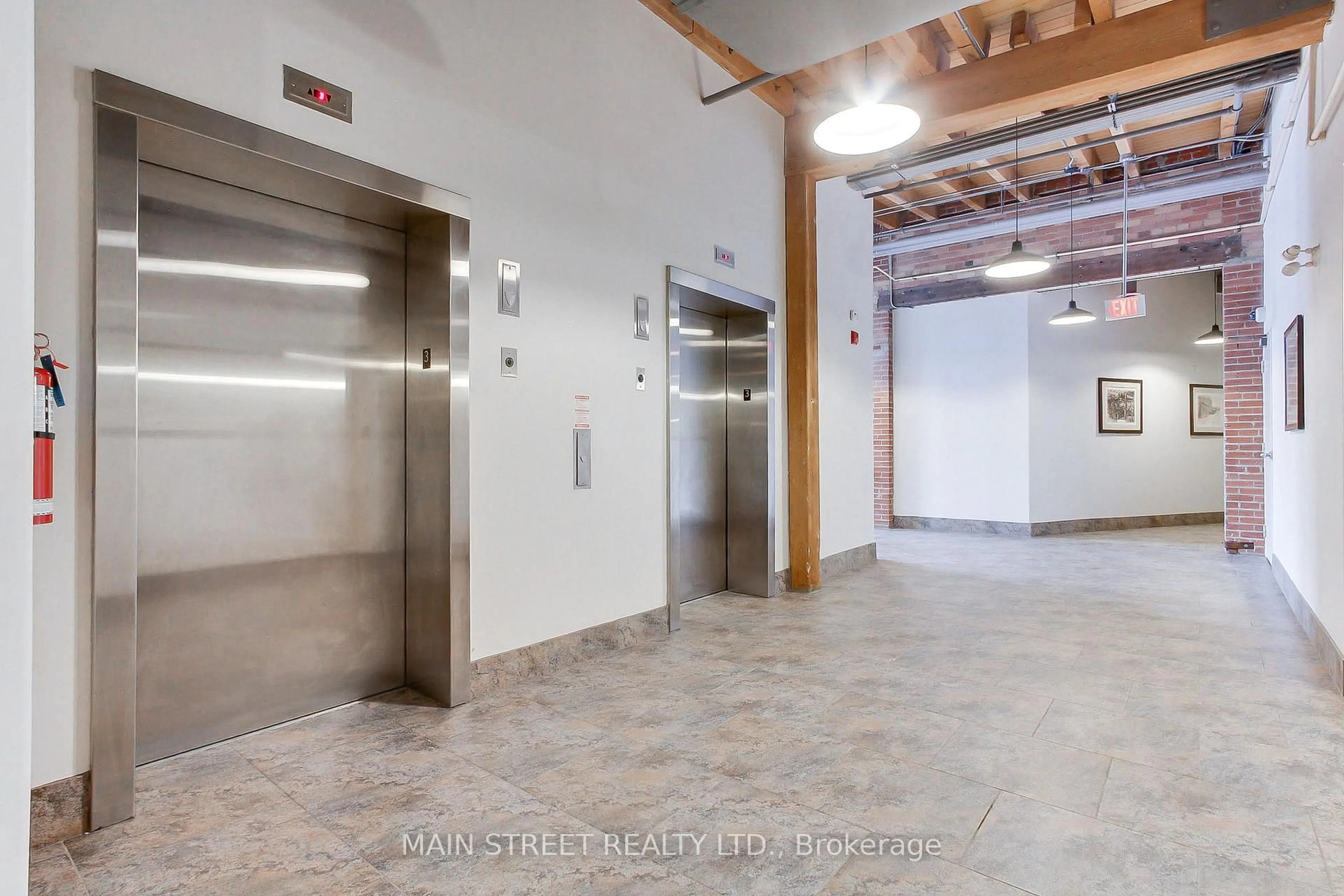 Indoor foyer for 543 Timothy St #318, Newmarket Ontario L3Y 1R1