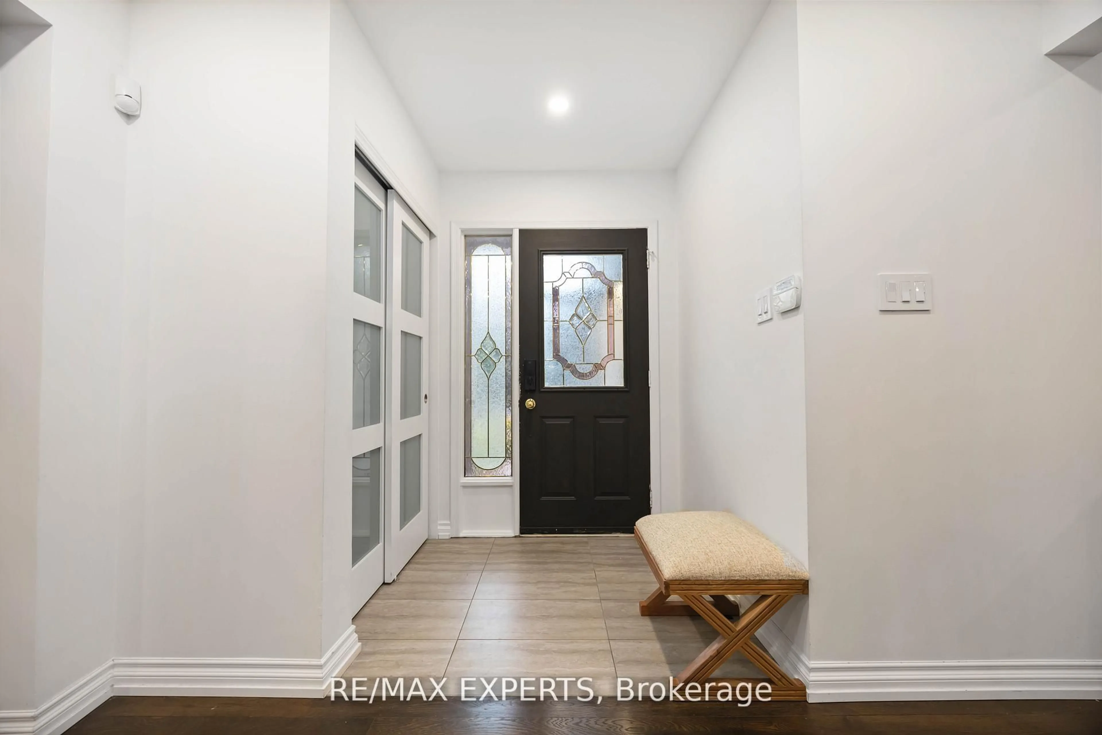 Indoor entryway for 93 Stiver Dr, Newmarket Ontario L3Y 7W2