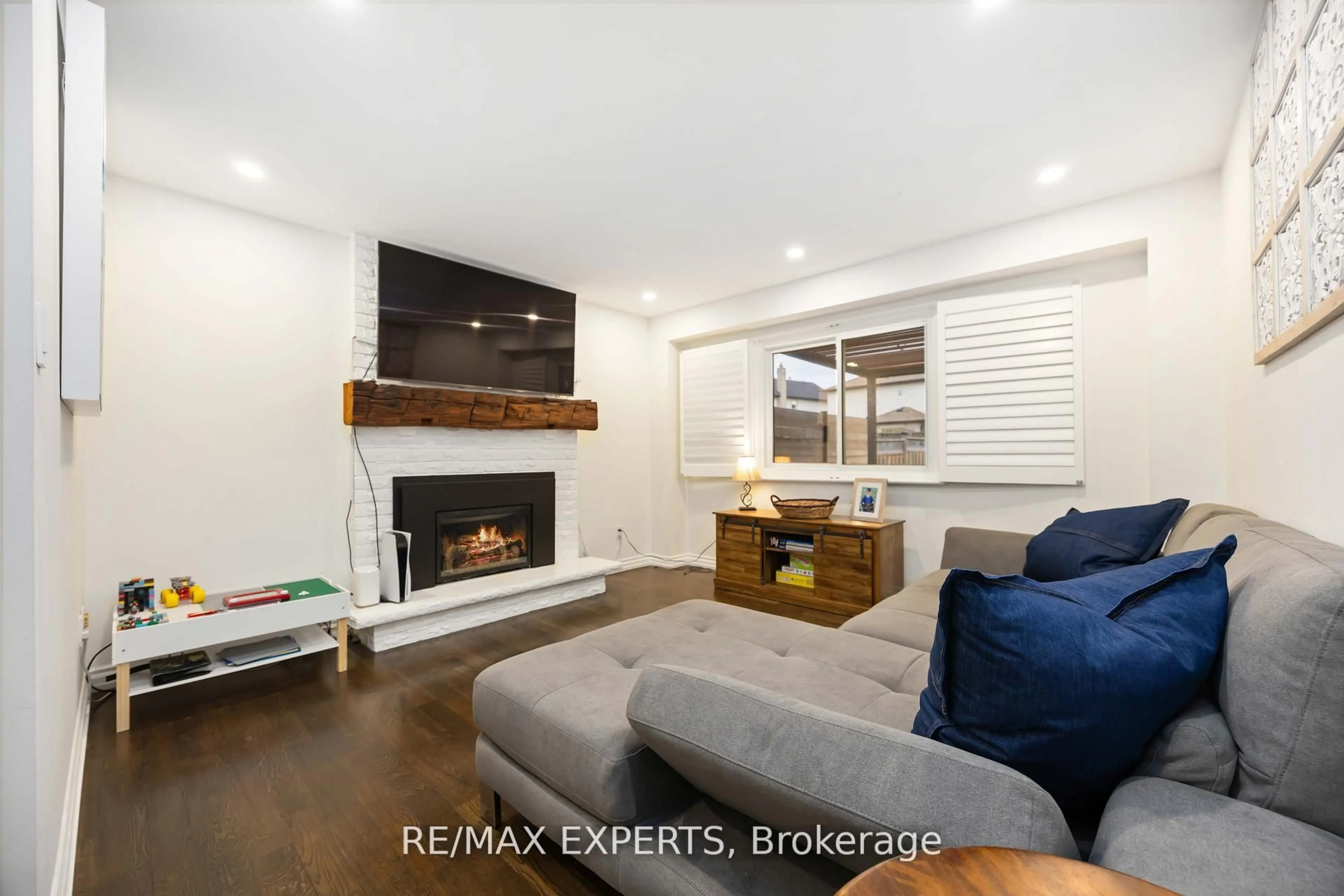 Living room with furniture, wood/laminate floor for 93 Stiver Dr, Newmarket Ontario L3Y 7W2