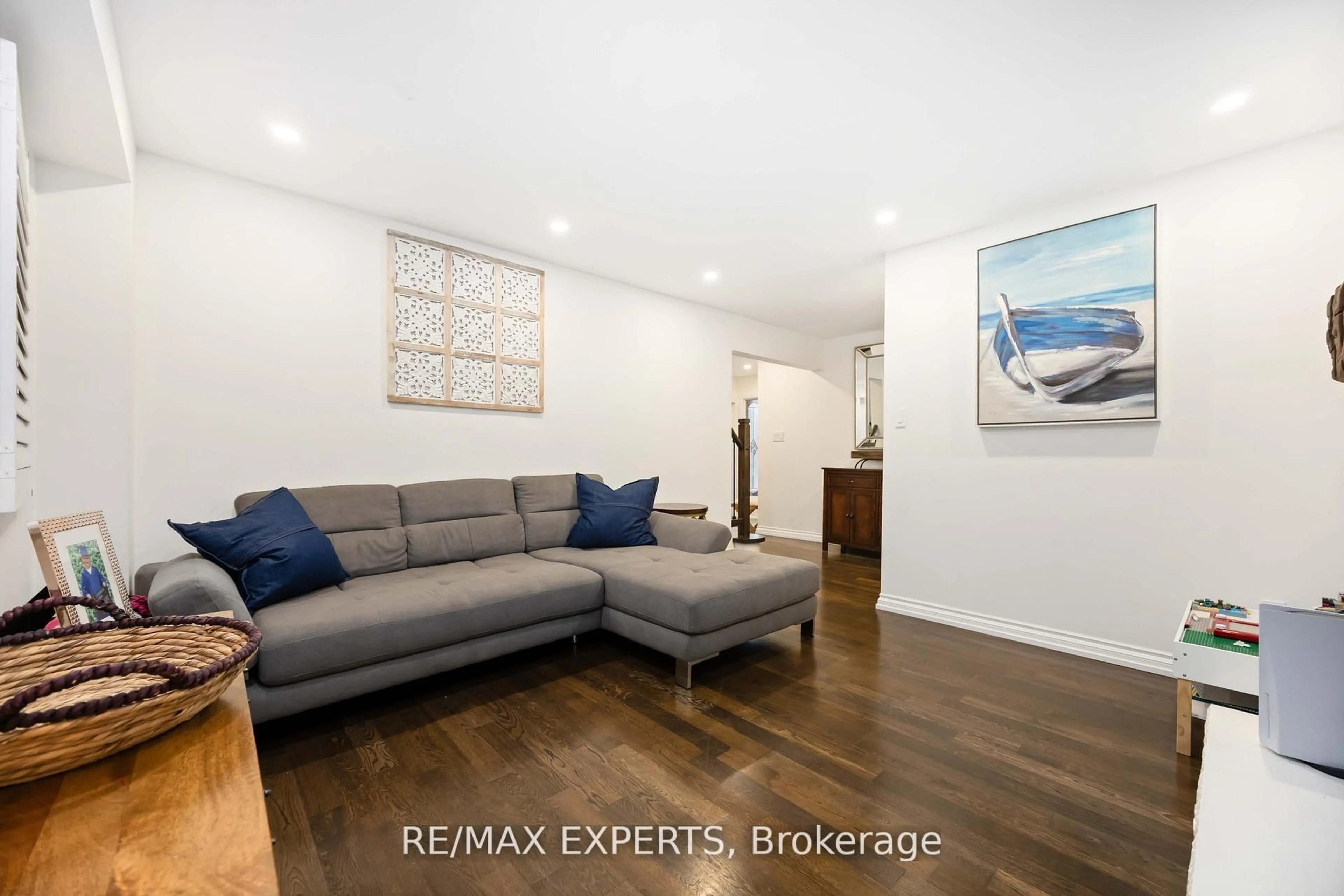 Living room with furniture, wood/laminate floor for 93 Stiver Dr, Newmarket Ontario L3Y 7W2