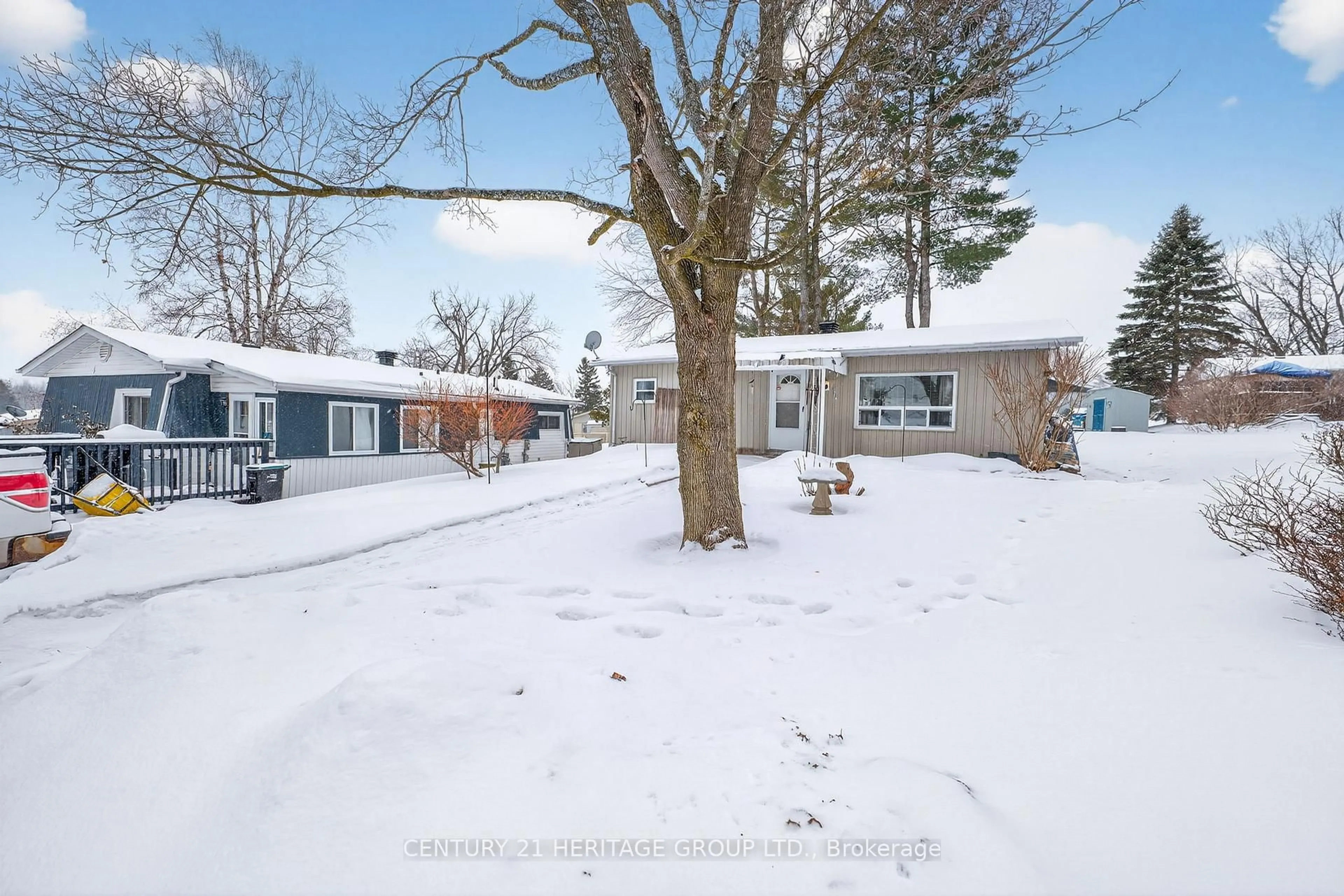 A pic from outside/outdoor area/front of a property/back of a property/a pic from drone, street for 16 Mimosa Cres, Innisfil Ontario L9S 1R1