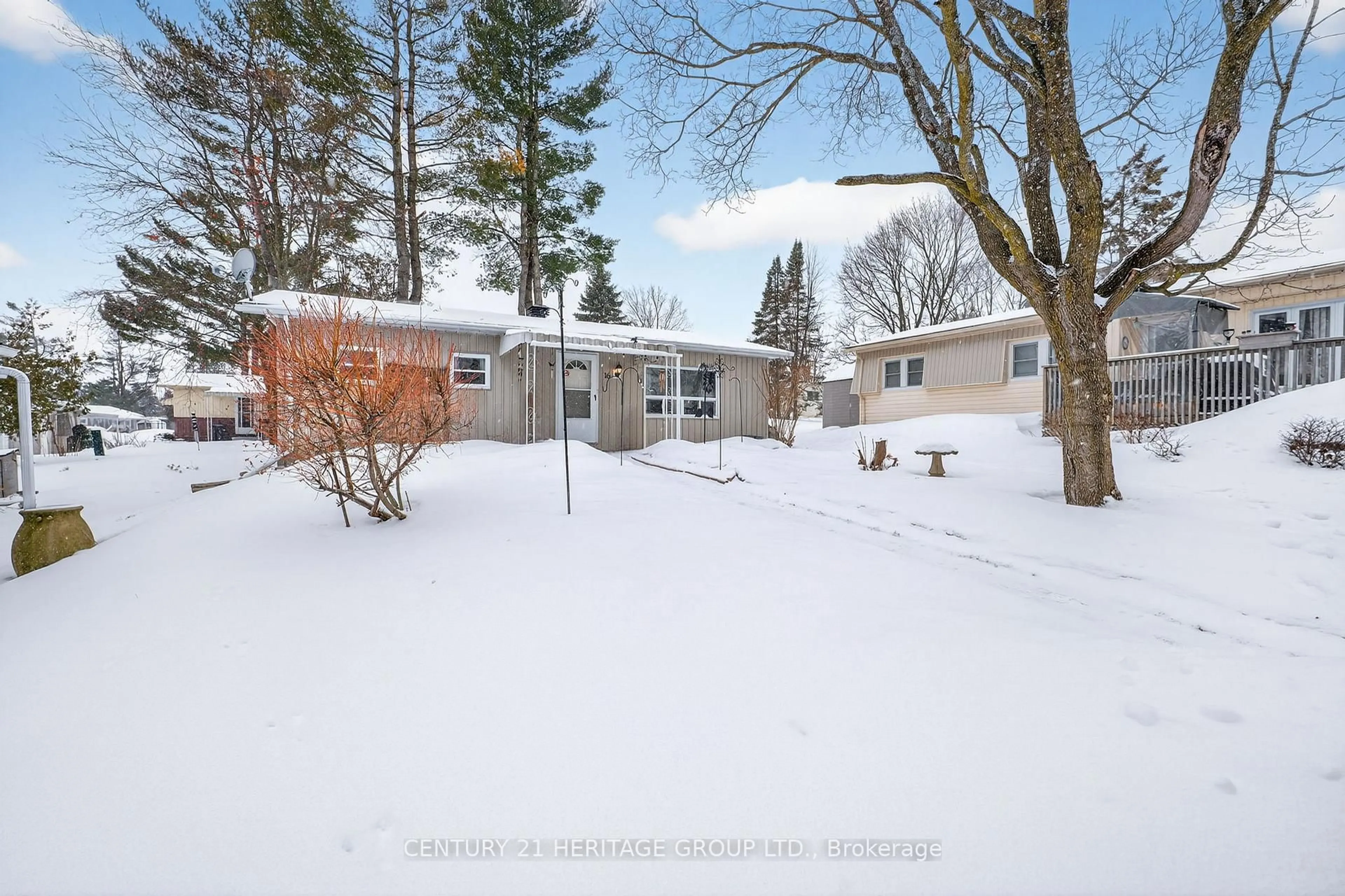 A pic from outside/outdoor area/front of a property/back of a property/a pic from drone, street for 16 Mimosa Cres, Innisfil Ontario L9S 1R1