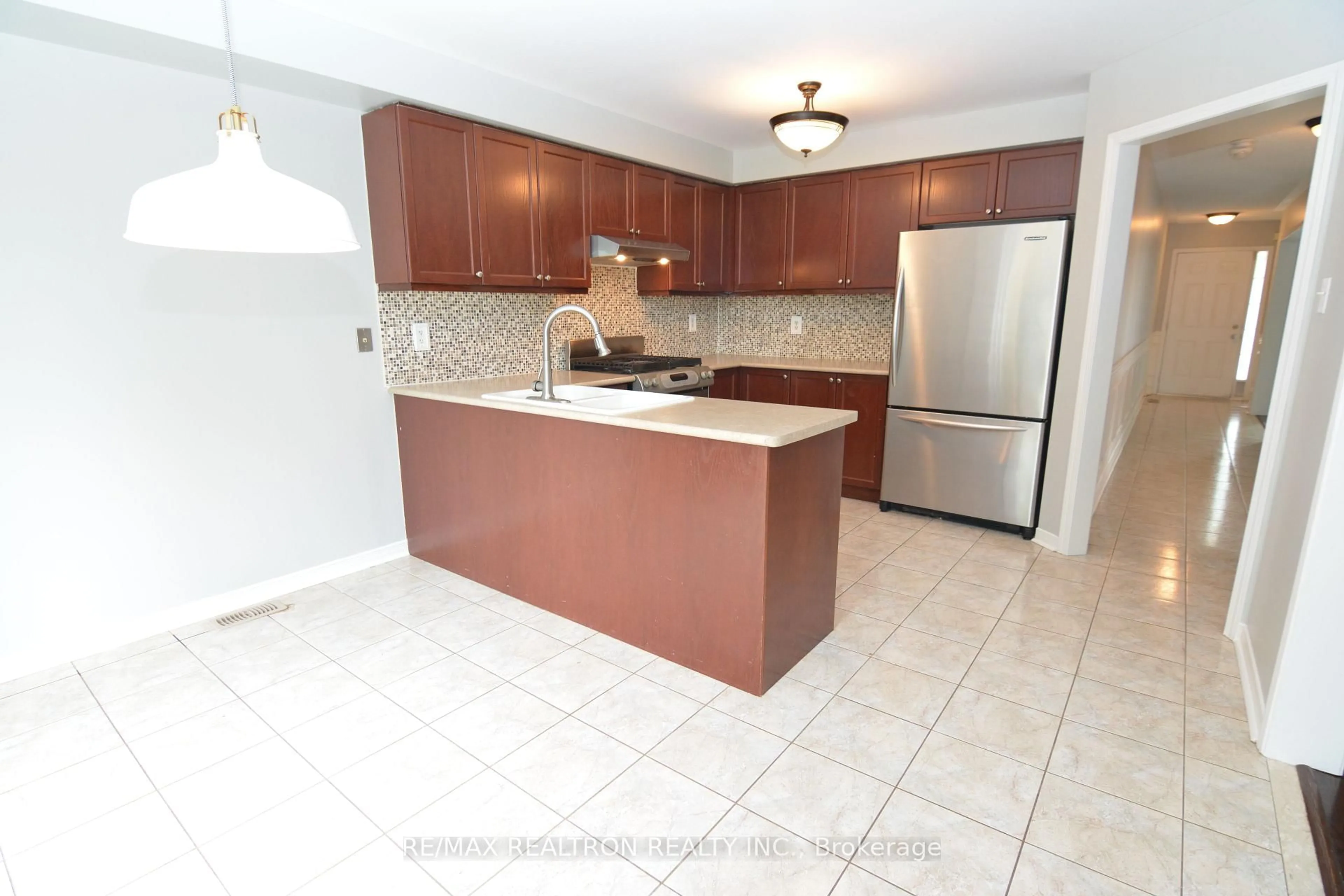 Standard kitchen, ceramic/tile floor for 129 Trailhead Ave, Newmarket Ontario L3X 2Z6