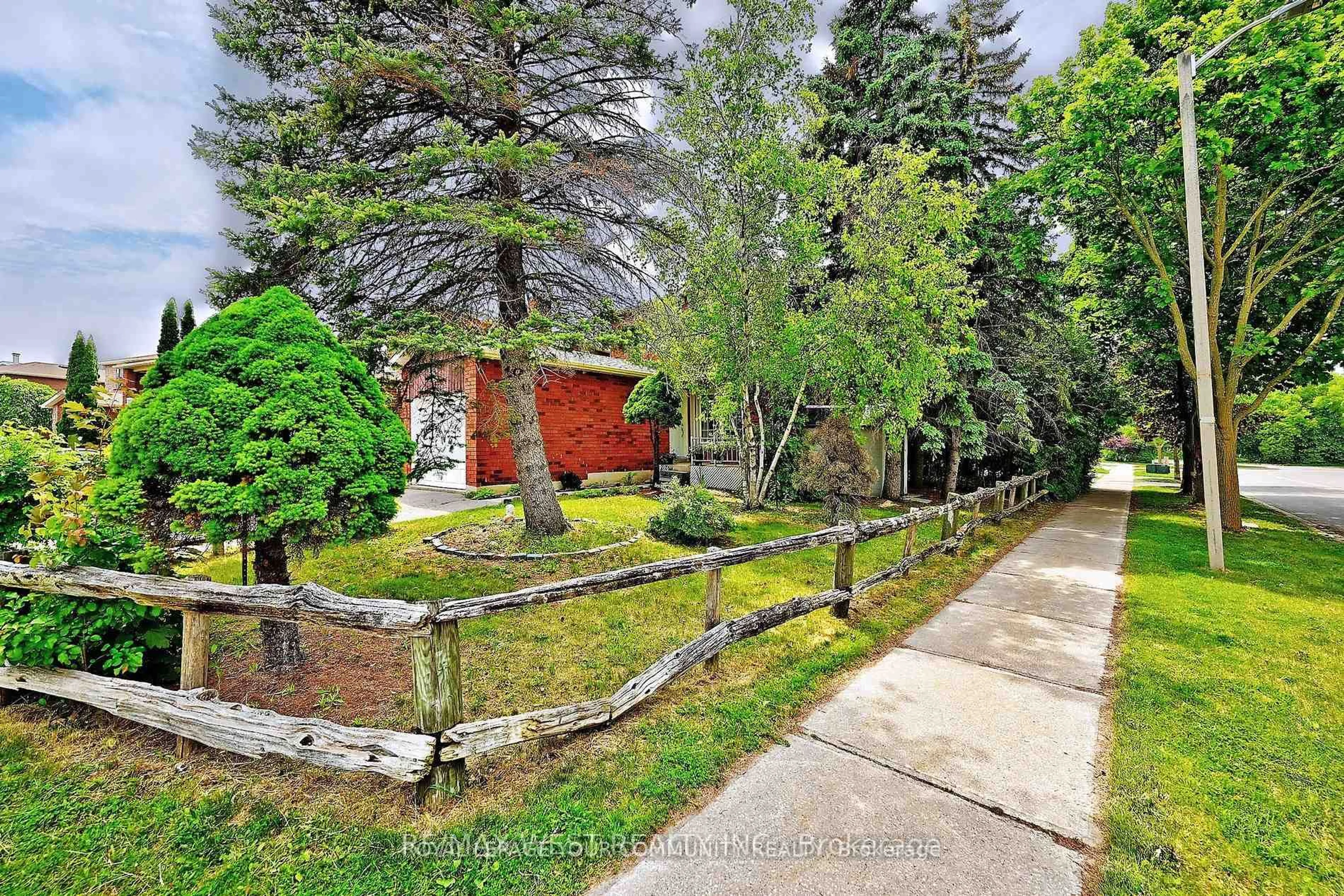 Patio, street for 348 Brownridge Dr, Vaughan Ontario L4J 5W9