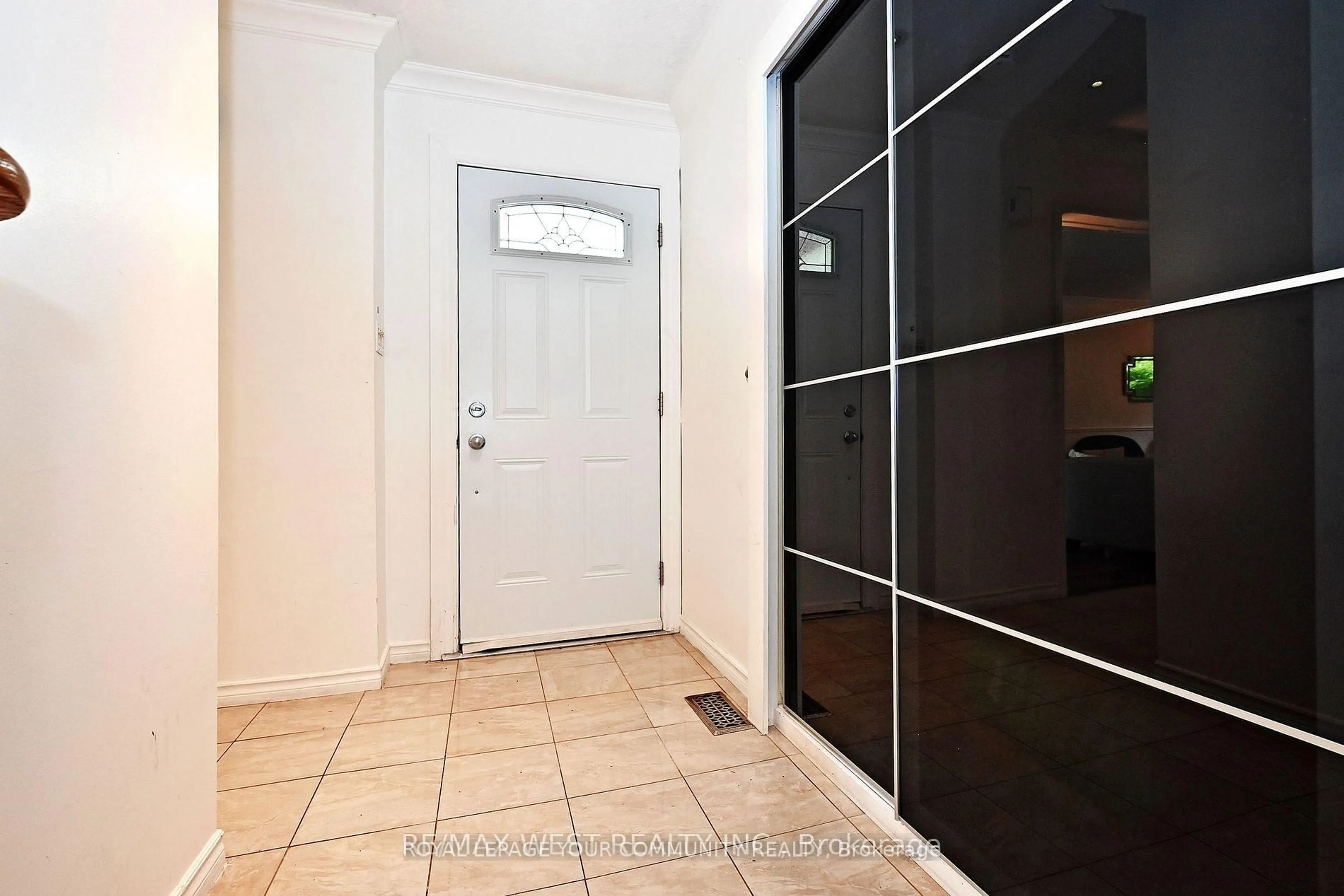 Indoor entryway for 348 Brownridge Dr, Vaughan Ontario L4J 5W9
