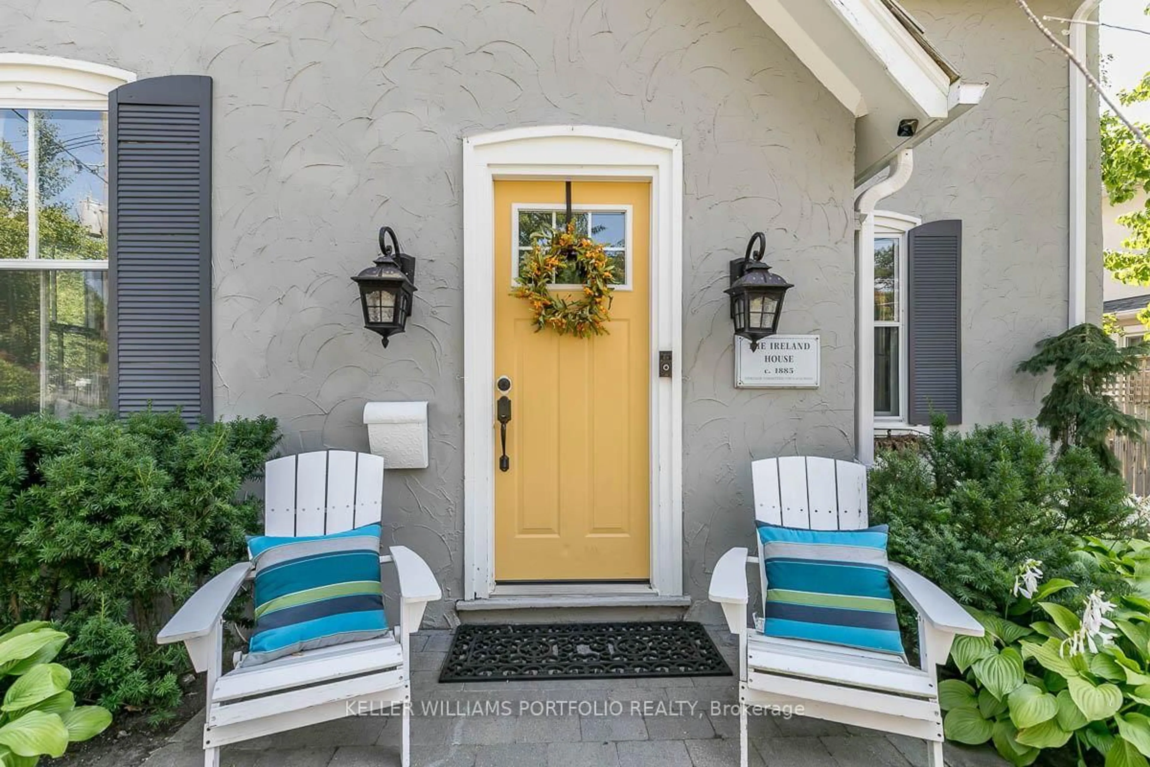 Indoor entryway for 27 Catherine Ave, Aurora Ontario L4G 1K4