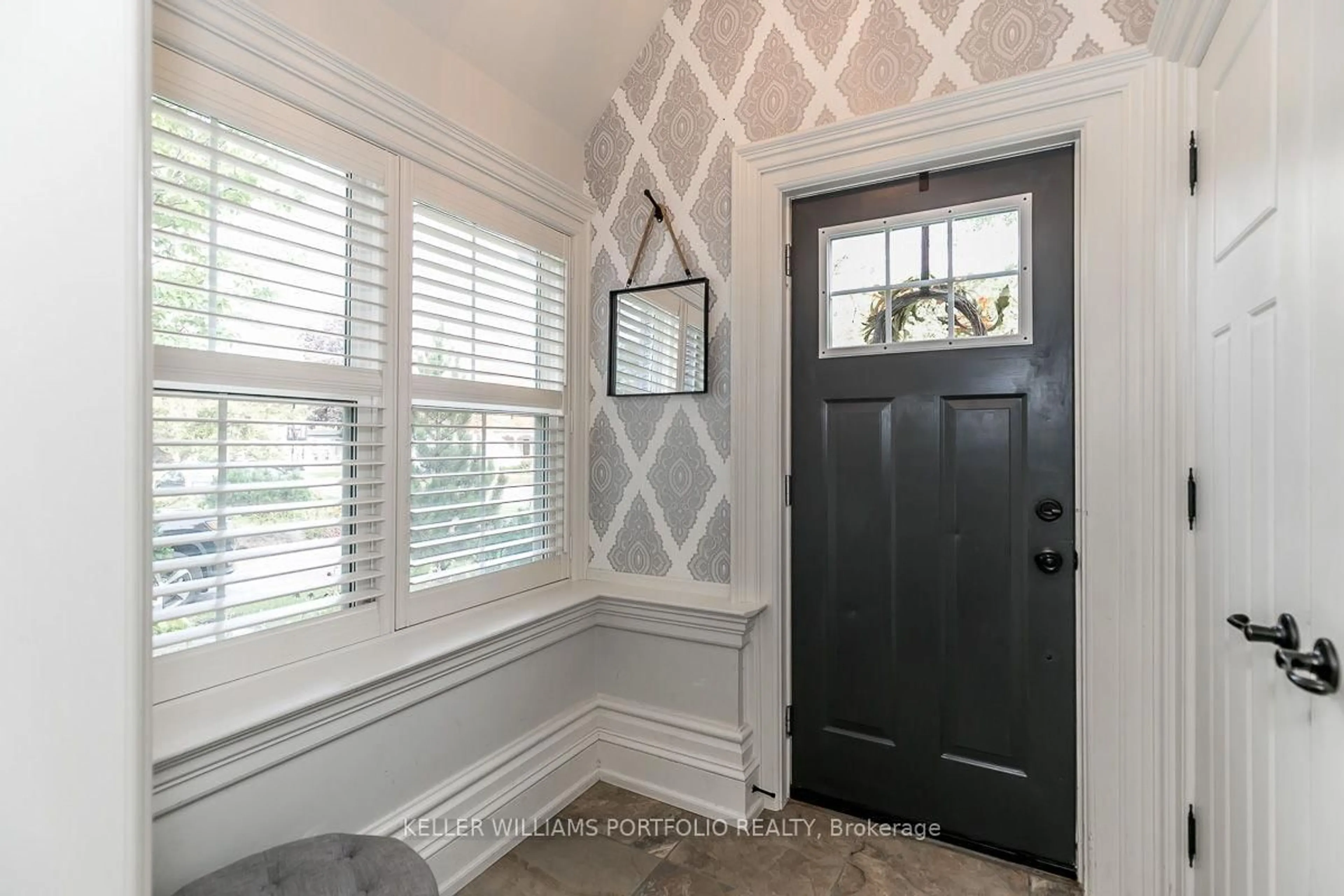 Indoor entryway for 27 Catherine Ave, Aurora Ontario L4G 1K4