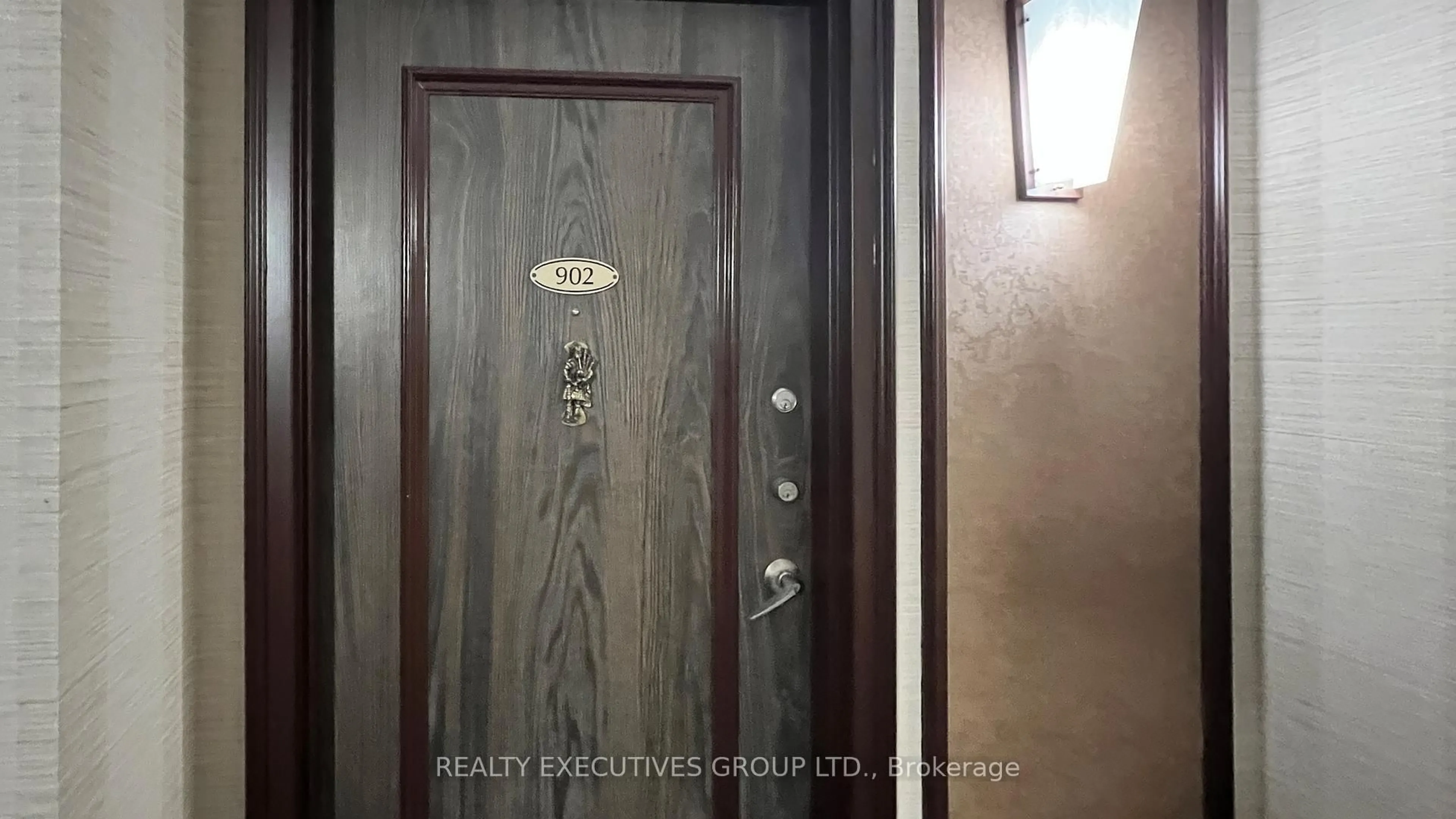 Indoor entryway for 8111 Yonge St #902, Markham Ontario L3T 4V9