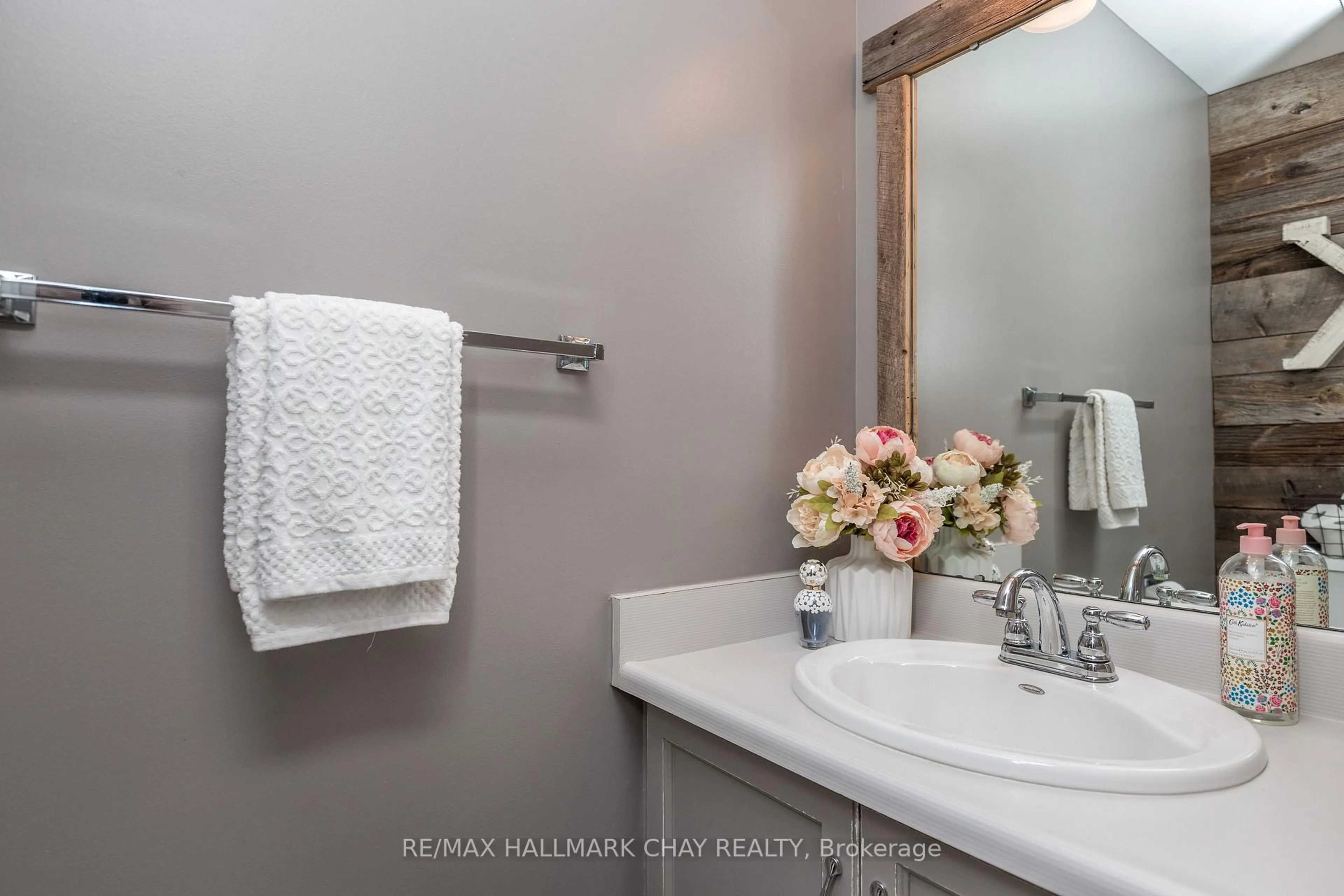 Contemporary bathroom, ceramic/tile floor for 11 Heritage Rd, Innisfil Ontario L0L 1L0