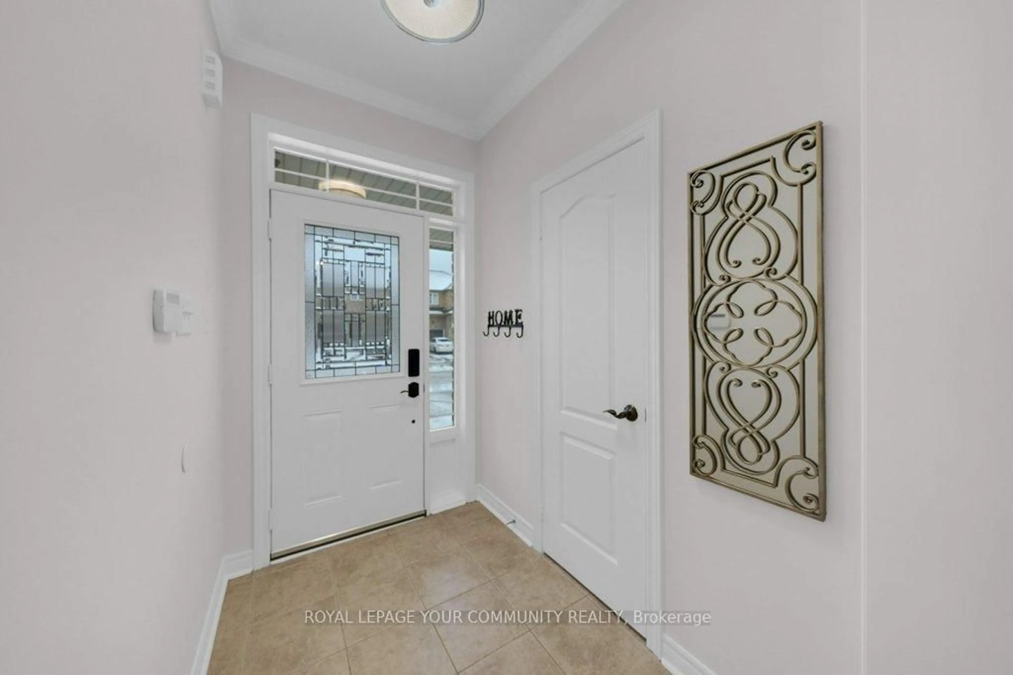 Indoor entryway for 373 Gilpin Dr, Newmarket Ontario L3X 3H2