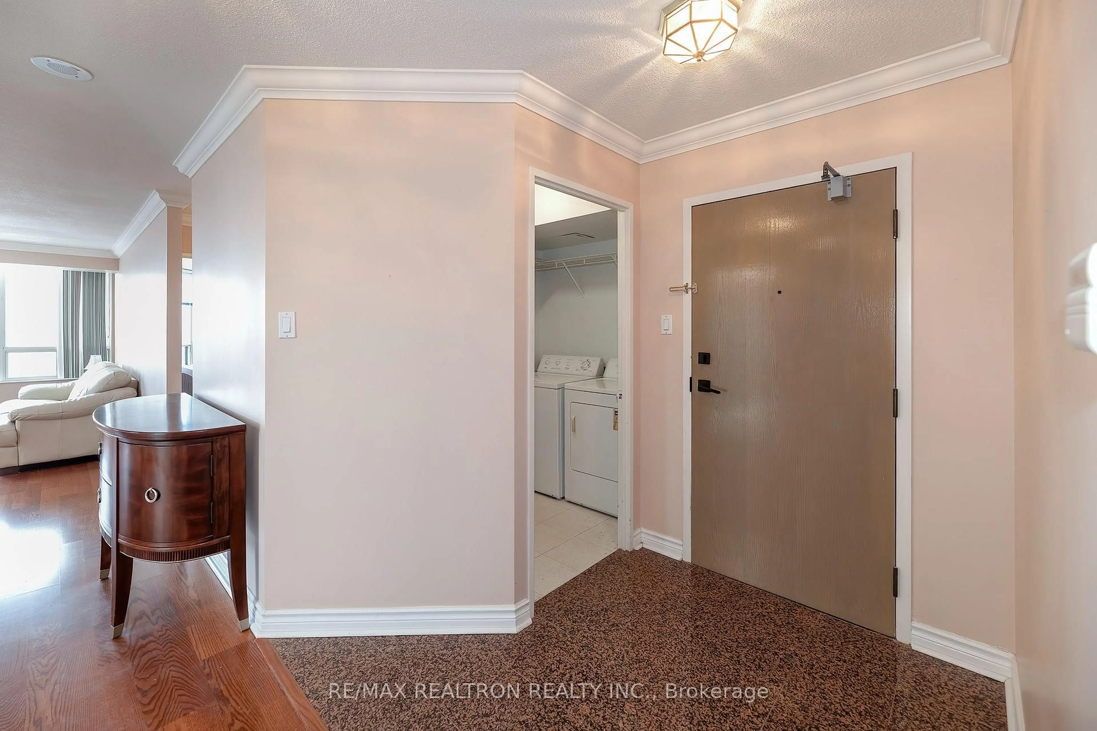 Indoor entryway for 8501 Bayview Ave #615, Richmond Hill Ontario L4B 3J7