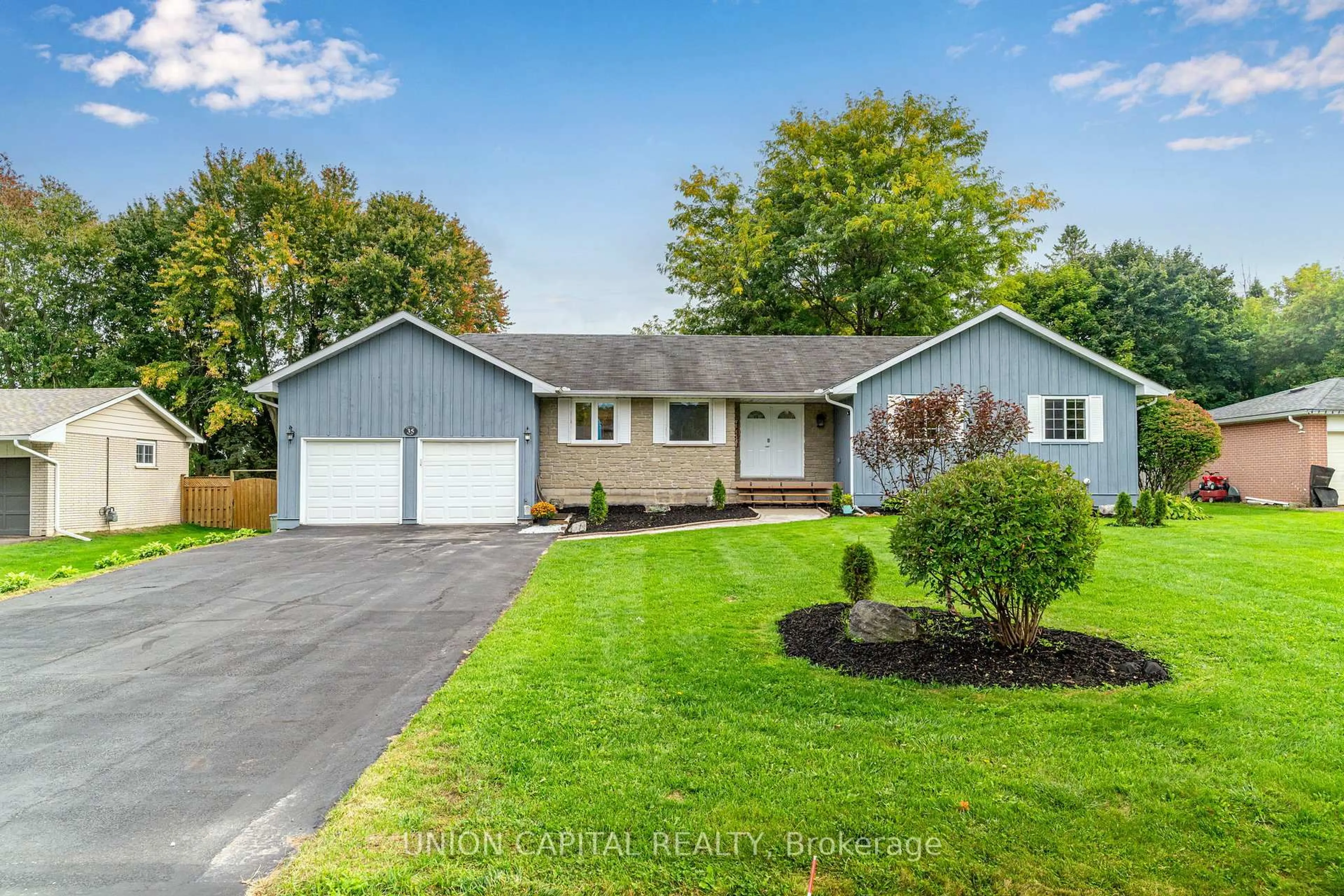 Home with vinyl exterior material, street for 35 Jonathan St, Uxbridge Ontario L9P 1B7