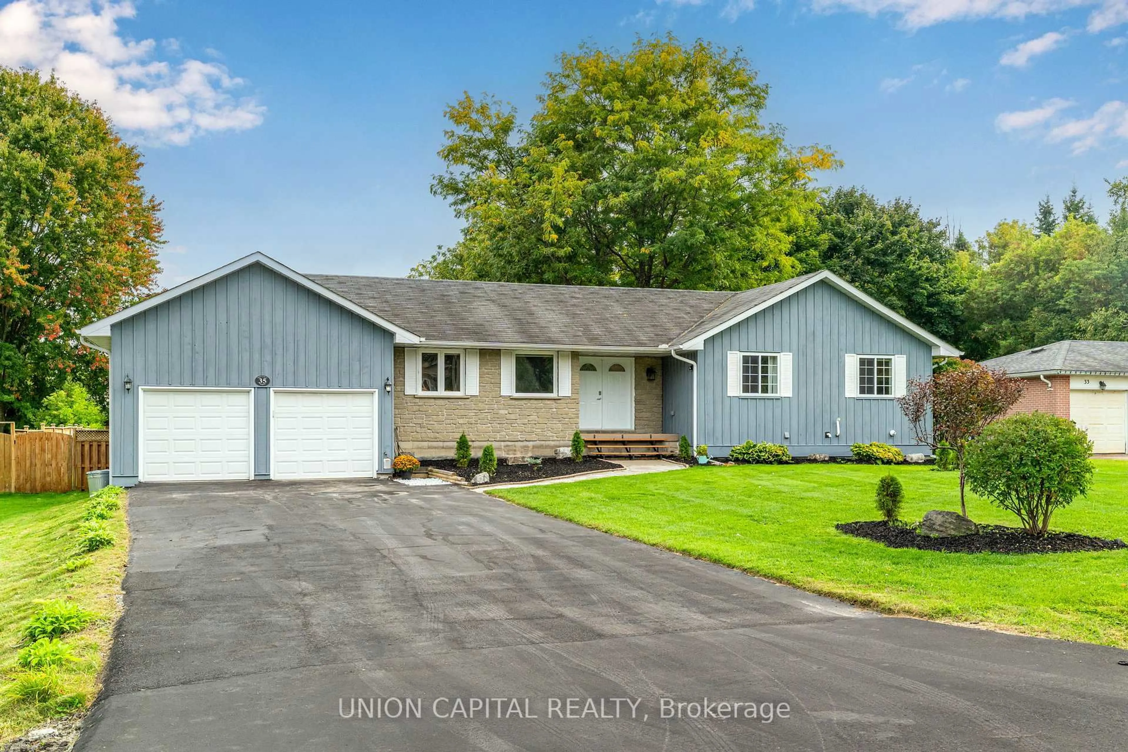 A pic from outside/outdoor area/front of a property/back of a property/a pic from drone, street for 35 Jonathan St, Uxbridge Ontario L9P 1B7