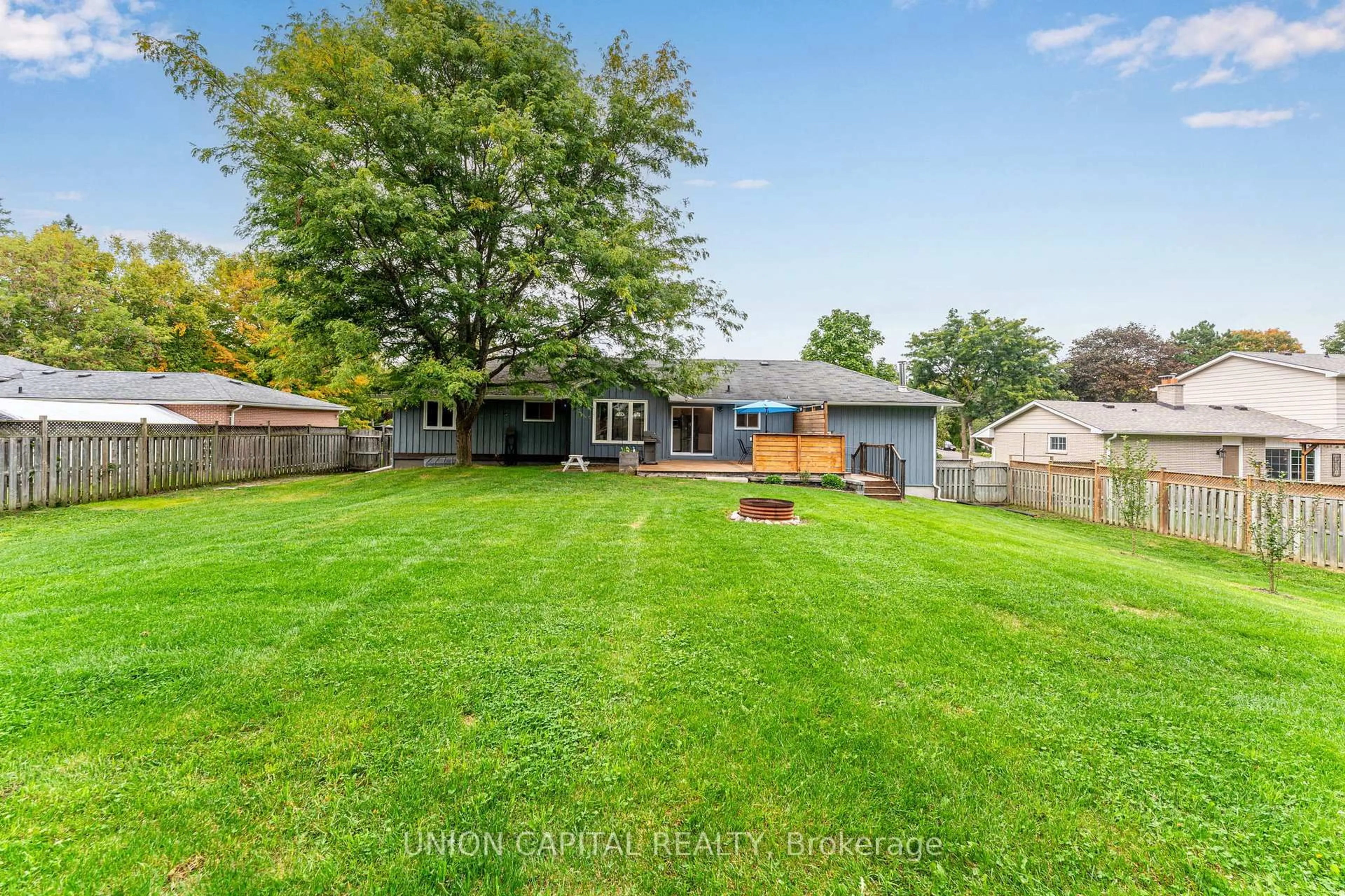 A pic from outside/outdoor area/front of a property/back of a property/a pic from drone, water/lake/river/ocean view for 35 Jonathan St, Uxbridge Ontario L9P 1B7