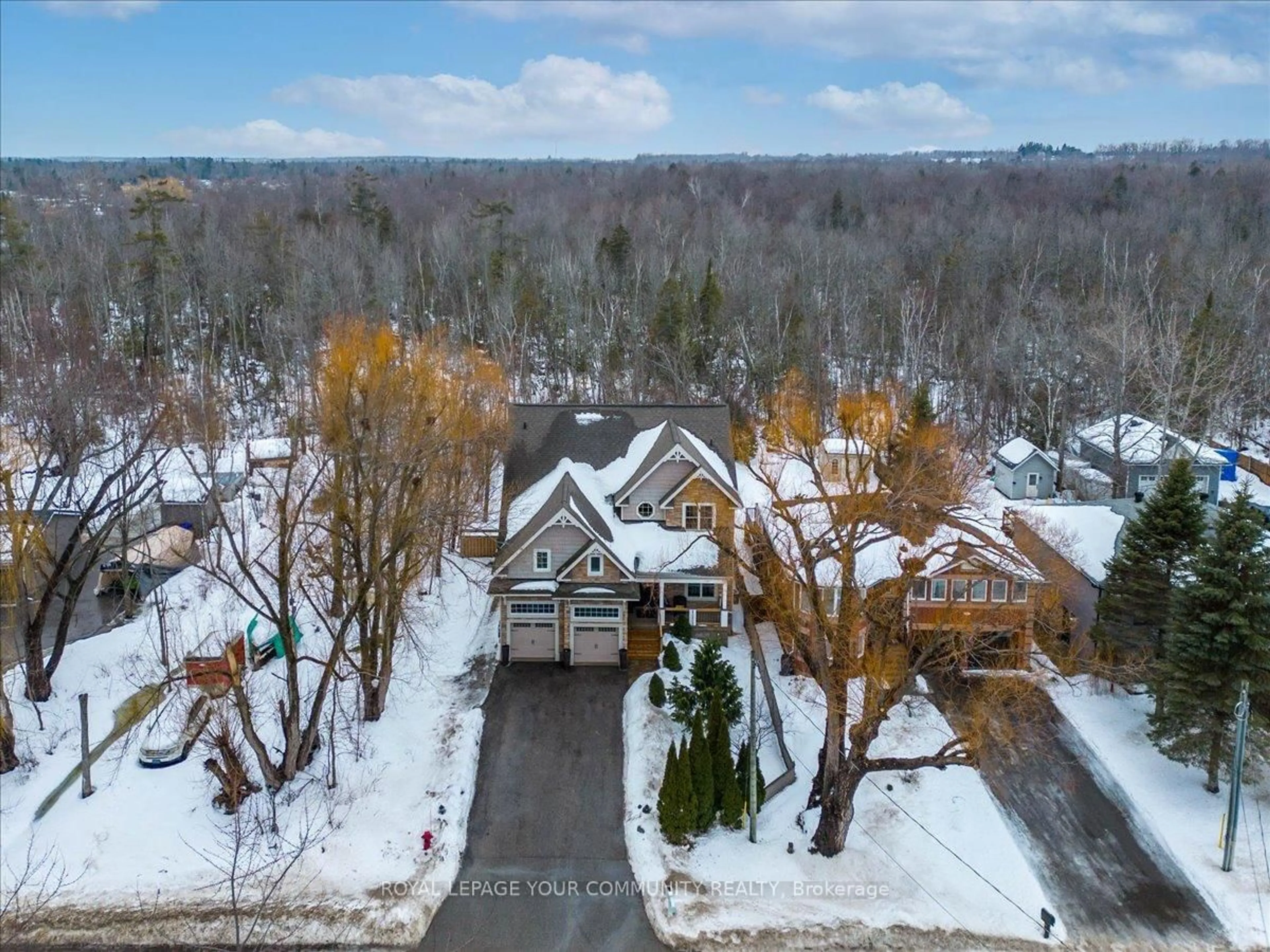A pic from outside/outdoor area/front of a property/back of a property/a pic from drone, unknown for 2600 Leonard St, Innisfil Ontario L9S 3T9