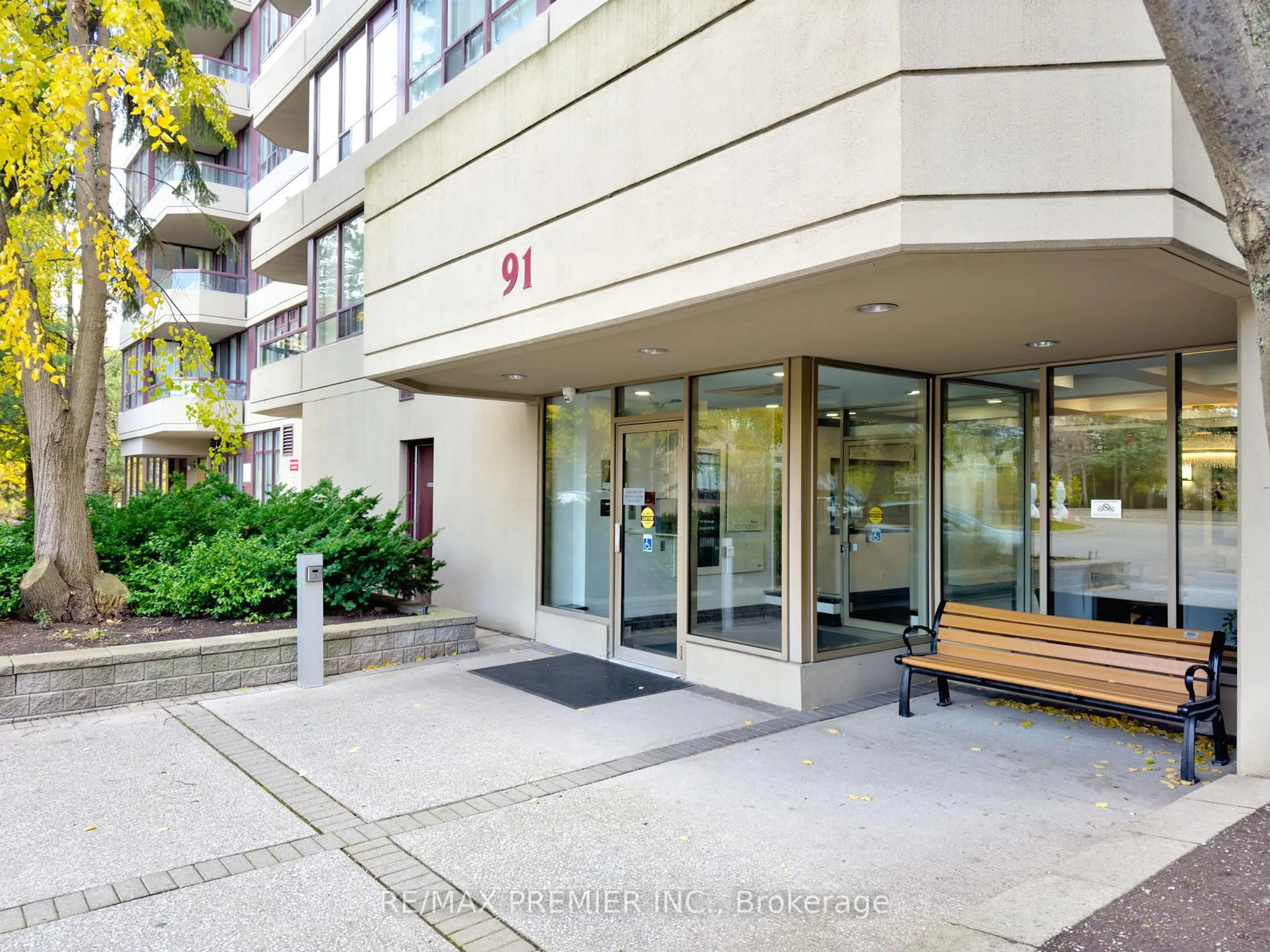 Indoor foyer for 91 Townsgate Dr #208, Vaughan Ontario L4J 8E8