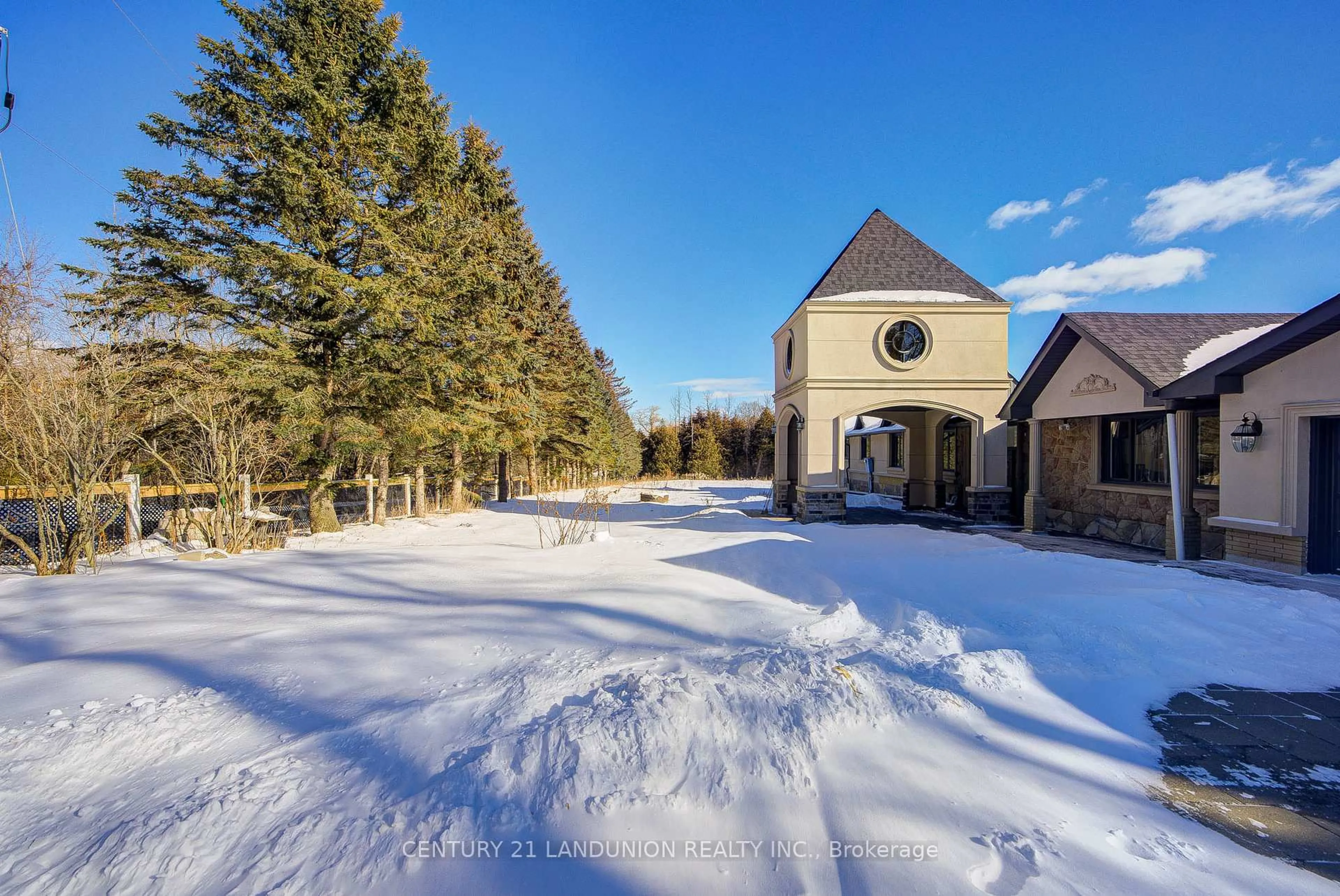 A pic from outside/outdoor area/front of a property/back of a property/a pic from drone, mountain view for 2391 Doane Rd, East Gwillimbury Ontario L0G 1R0