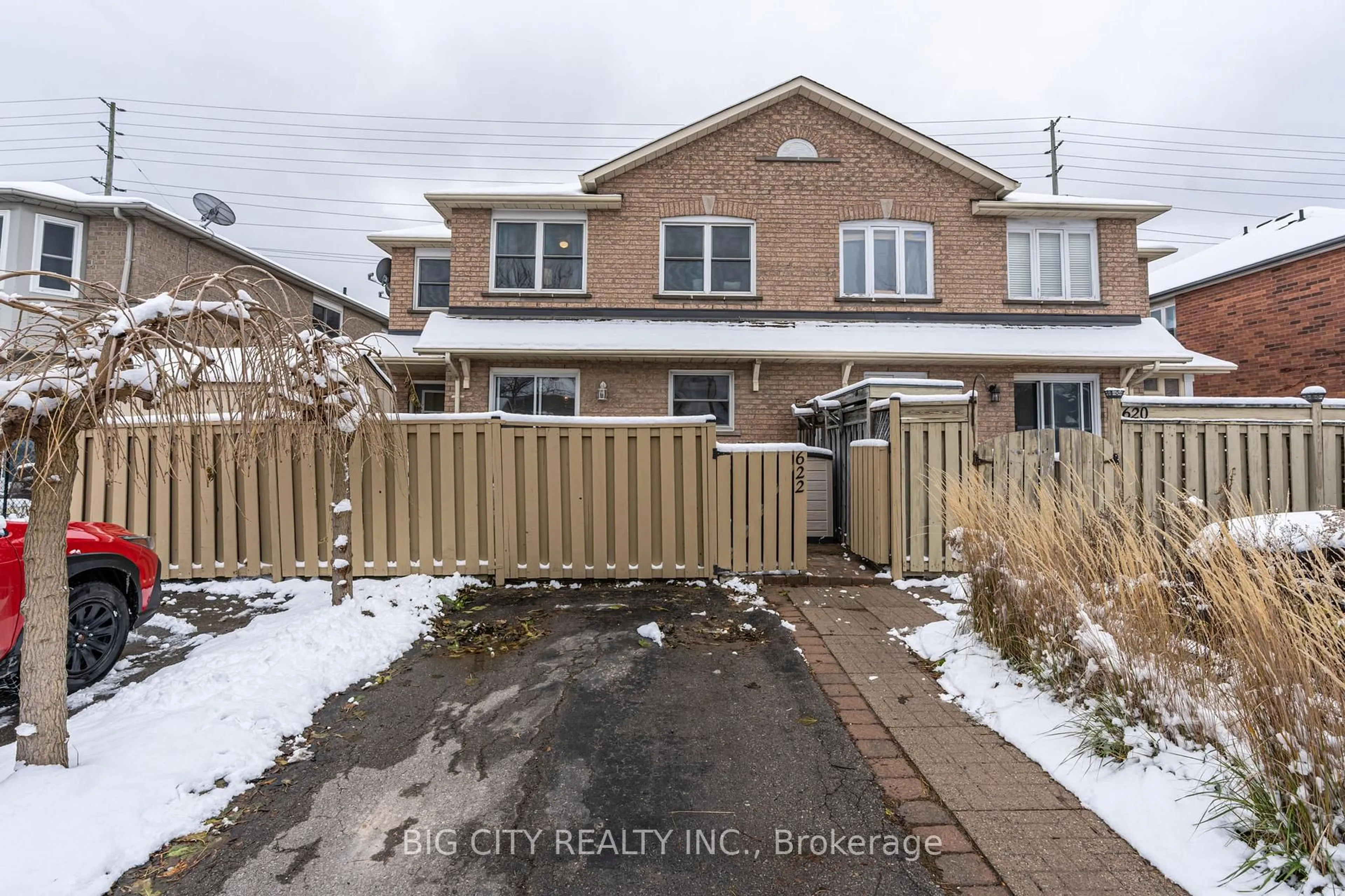 A pic from outside/outdoor area/front of a property/back of a property/a pic from drone, street for 622 Pinder Ave, Newmarket Ontario L3X 2A7