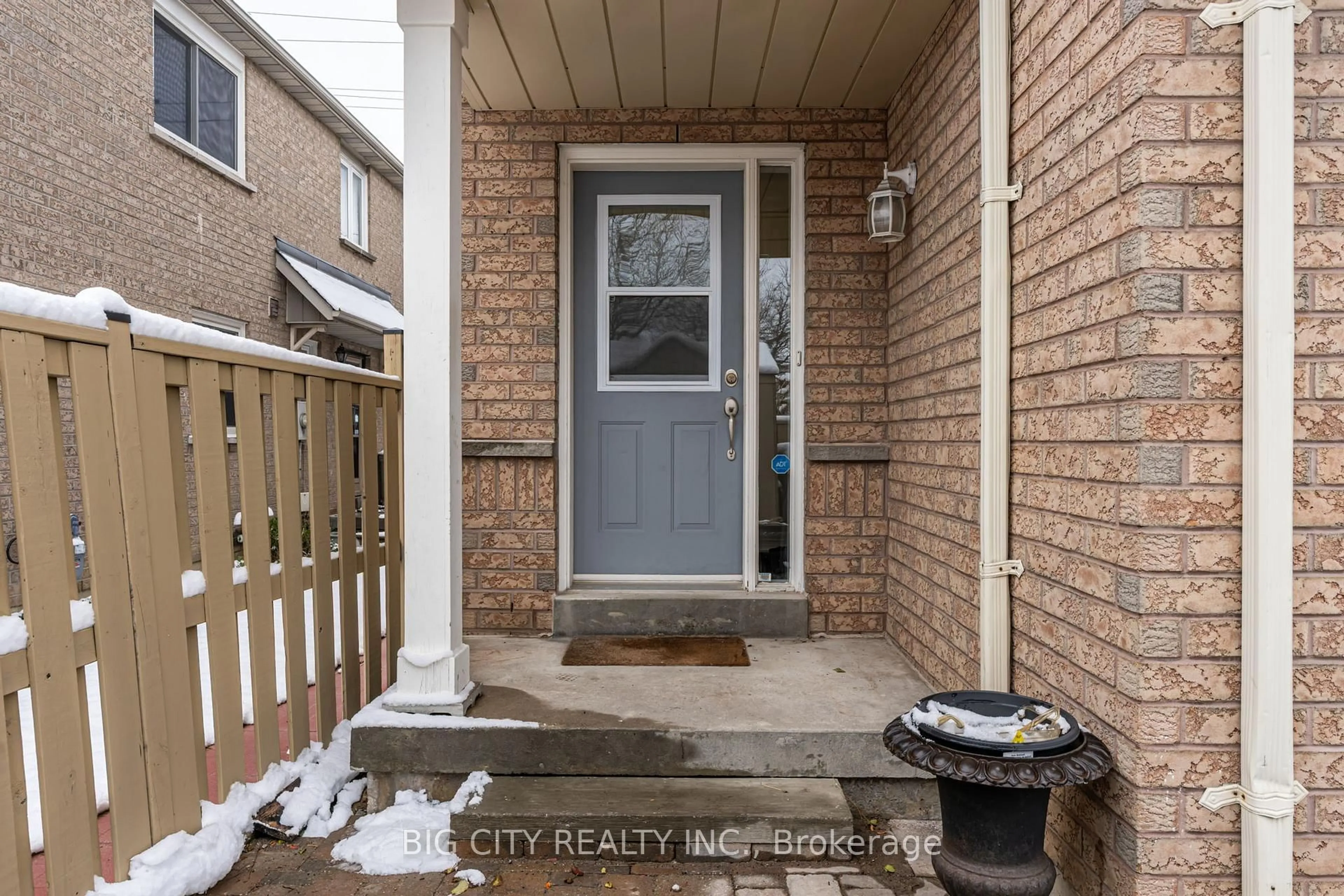 Indoor entryway for 622 Pinder Ave, Newmarket Ontario L3X 2A7