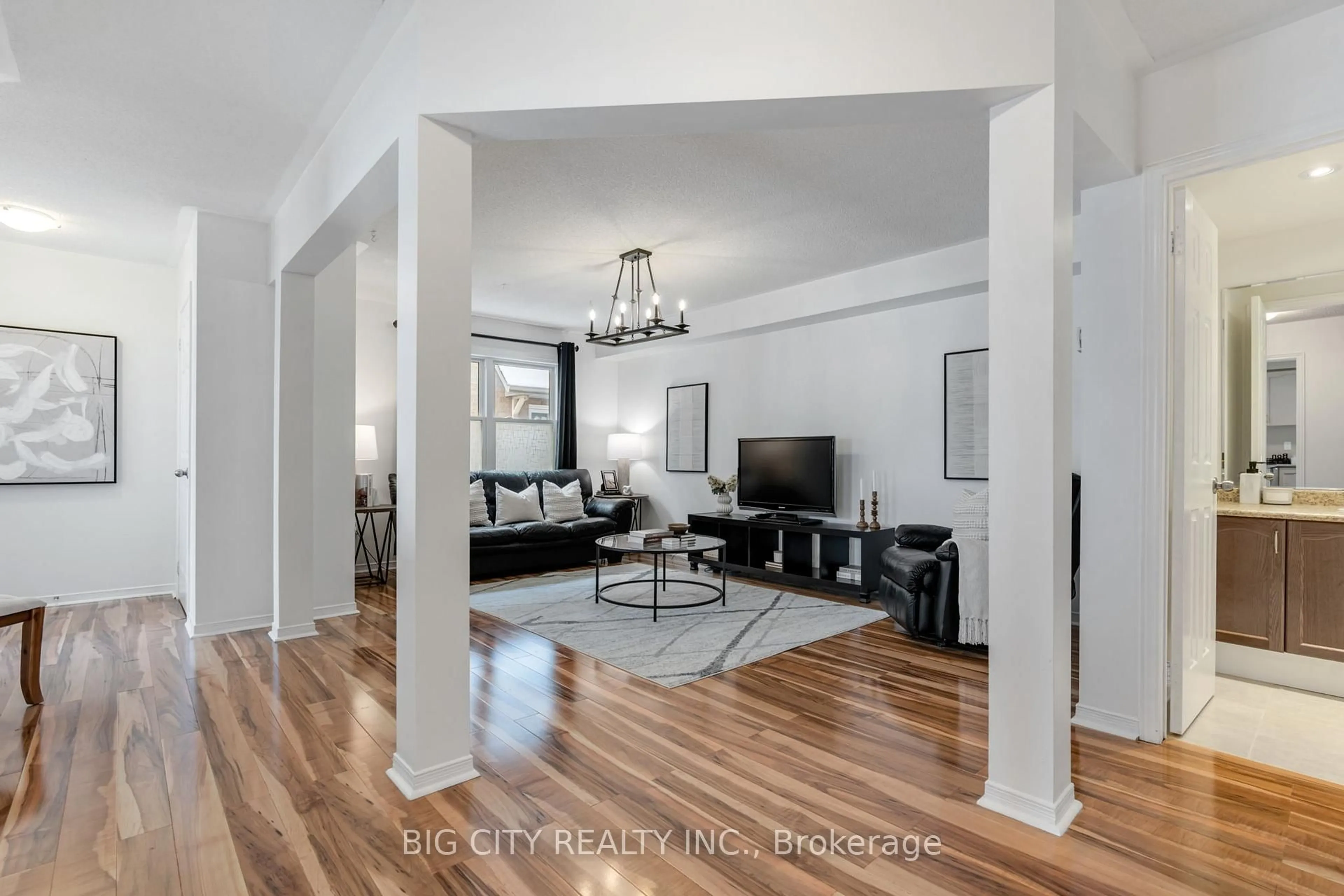 Living room with furniture, unknown for 622 Pinder Ave, Newmarket Ontario L3X 2A7