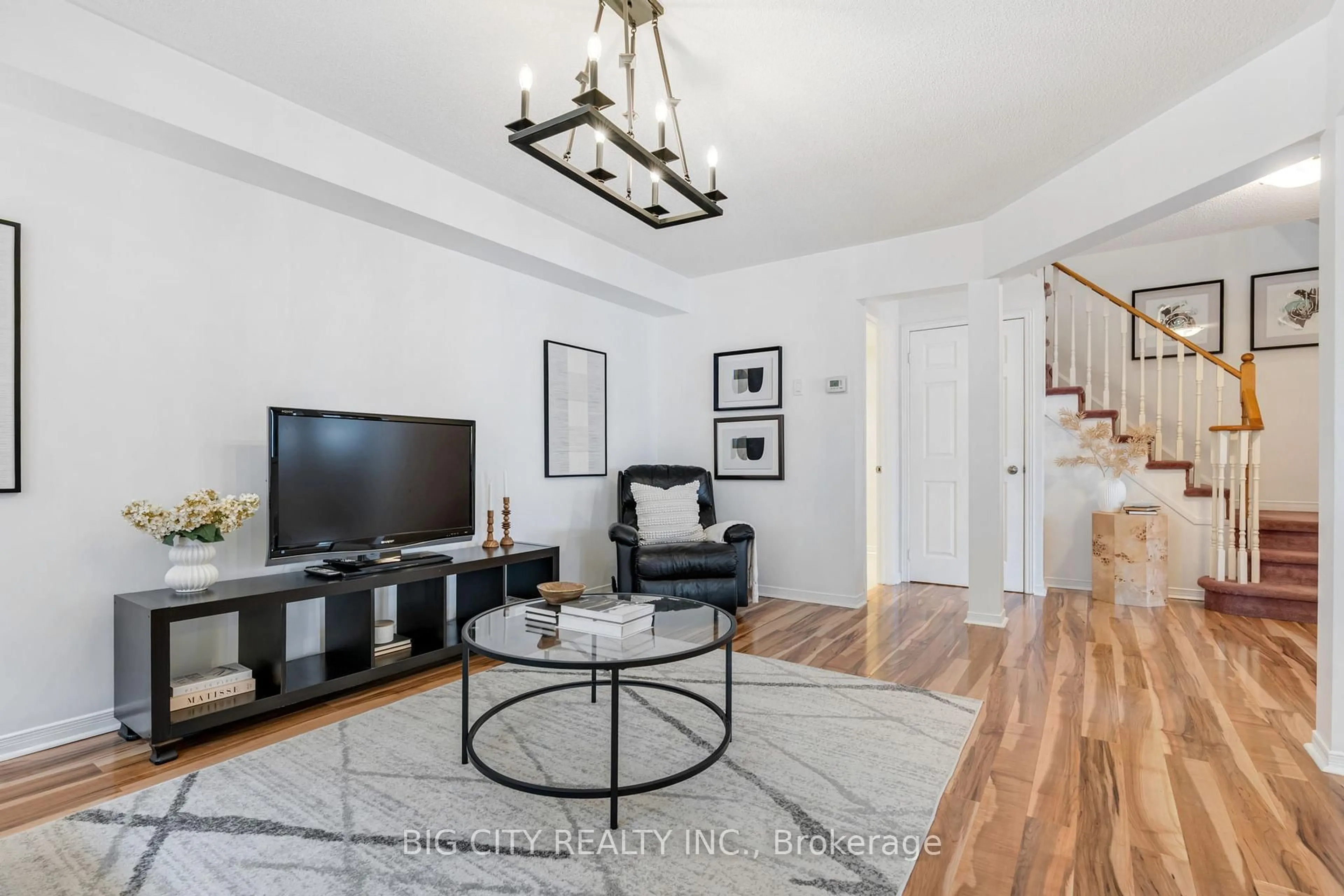 Living room with furniture, unknown for 622 Pinder Ave, Newmarket Ontario L3X 2A7