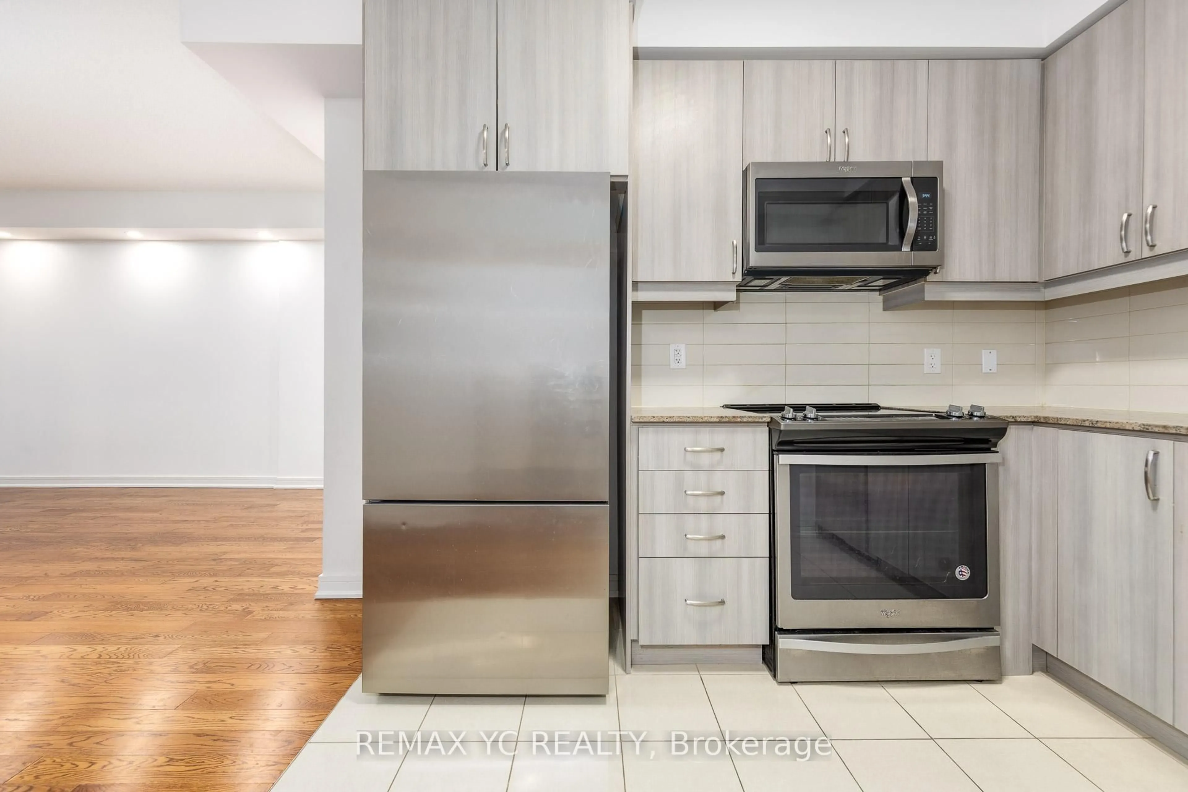 Standard kitchen, unknown for 9191 Yonge St #201, Richmond Hill Ontario L4C 1E2