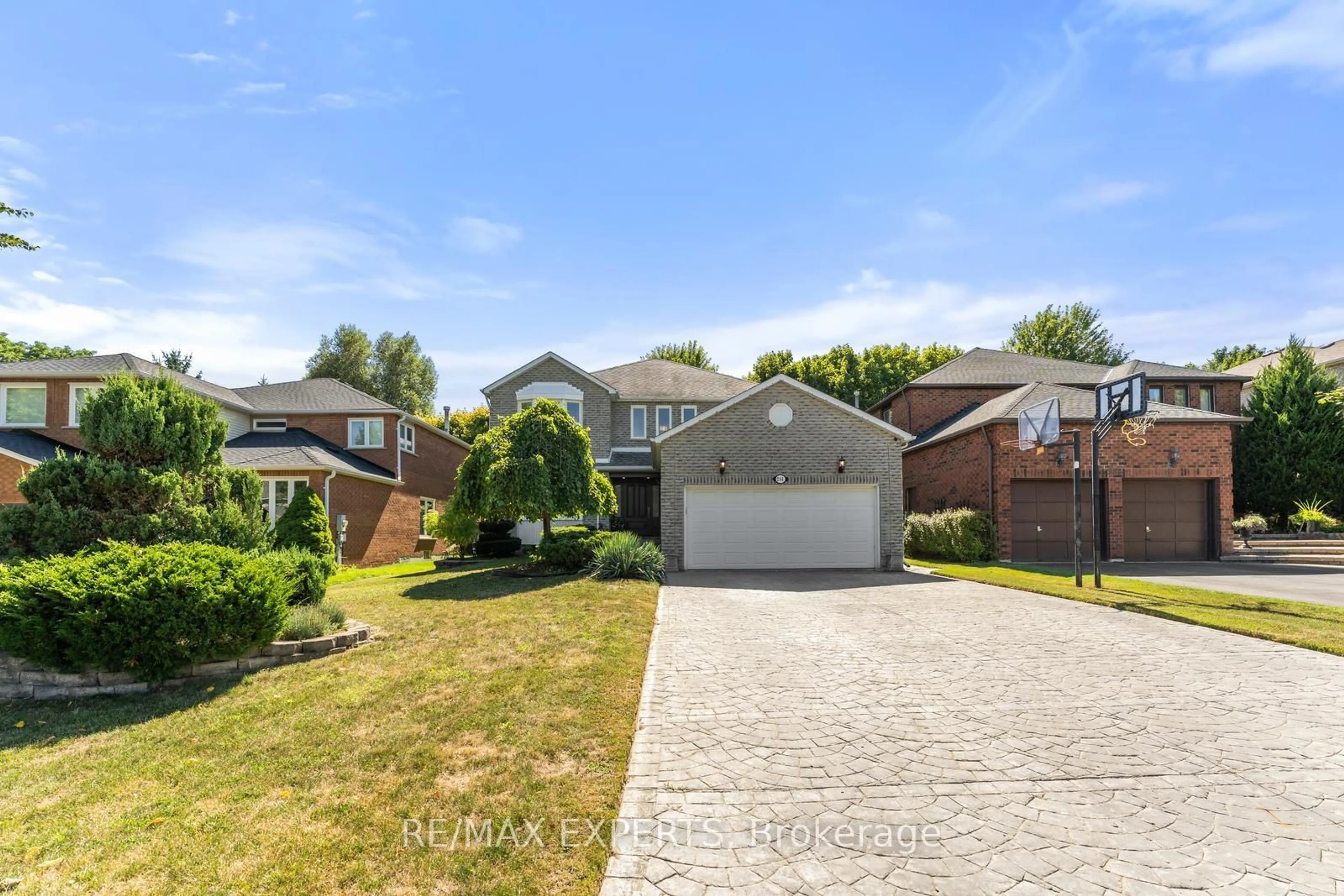 A pic from outside/outdoor area/front of a property/back of a property/a pic from drone, street for 286 Kirby Cres, Newmarket Ontario L3X 1H4
