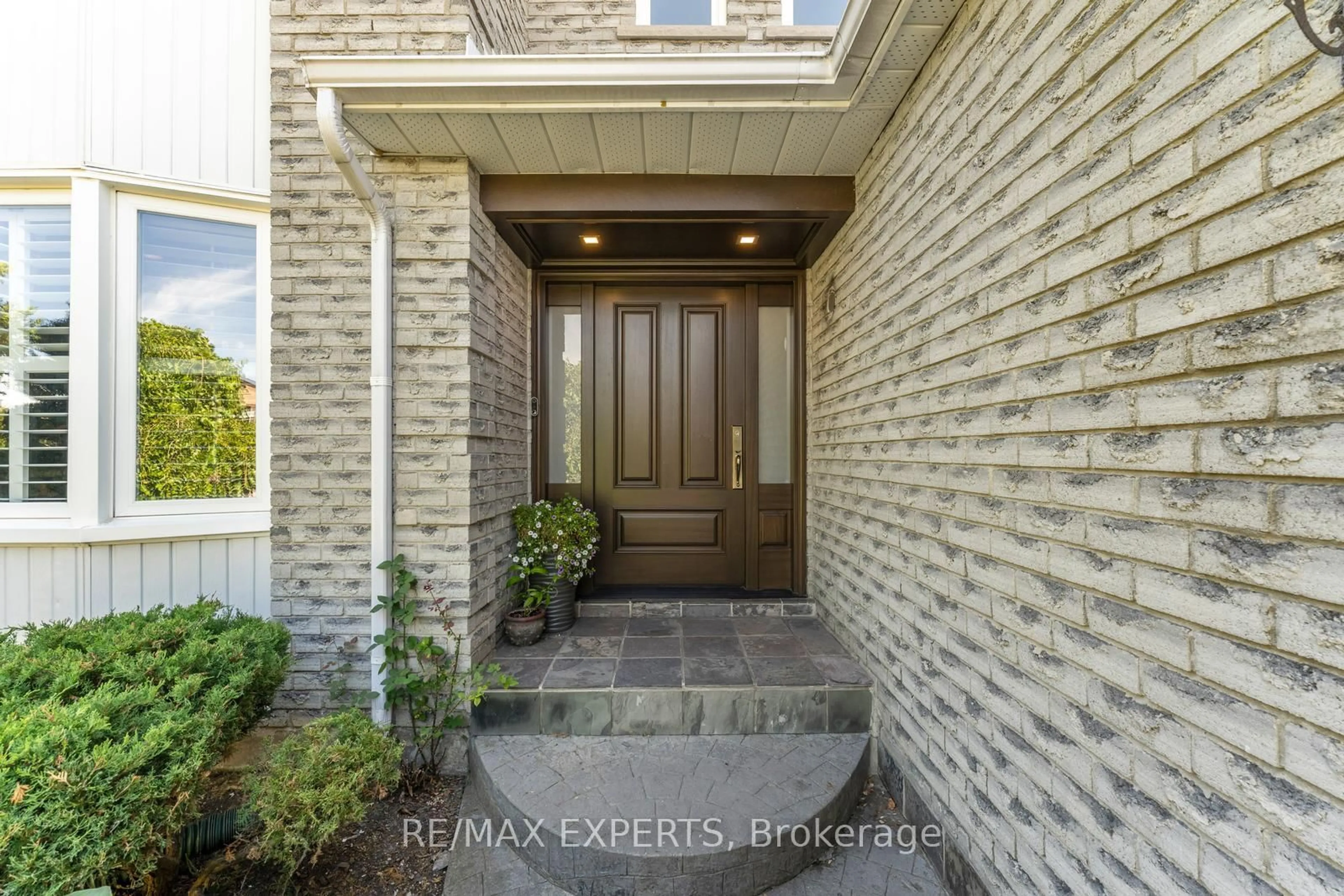 Indoor entryway for 286 Kirby Cres, Newmarket Ontario L3X 1H4