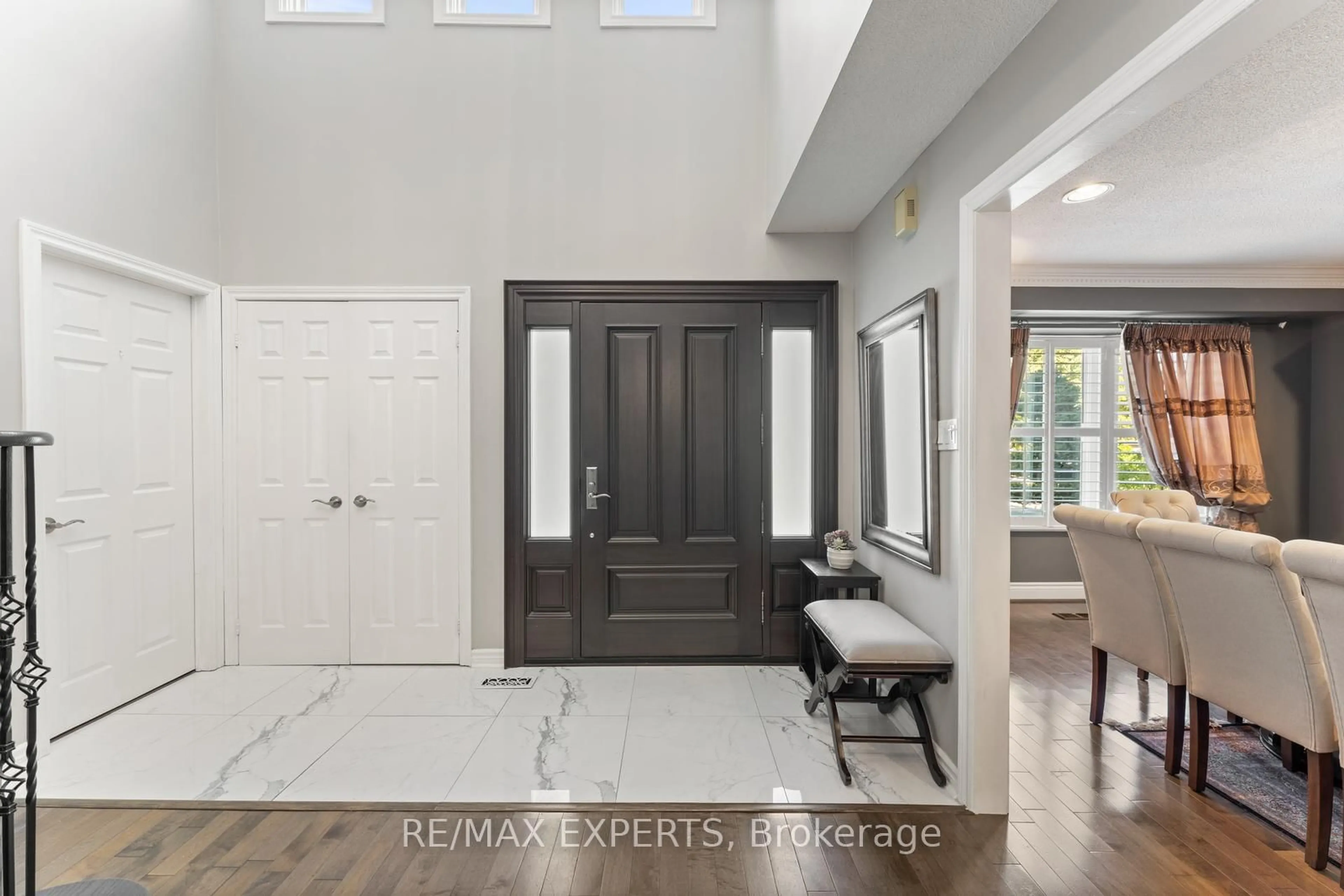 Indoor entryway for 286 Kirby Cres, Newmarket Ontario L3X 1H4