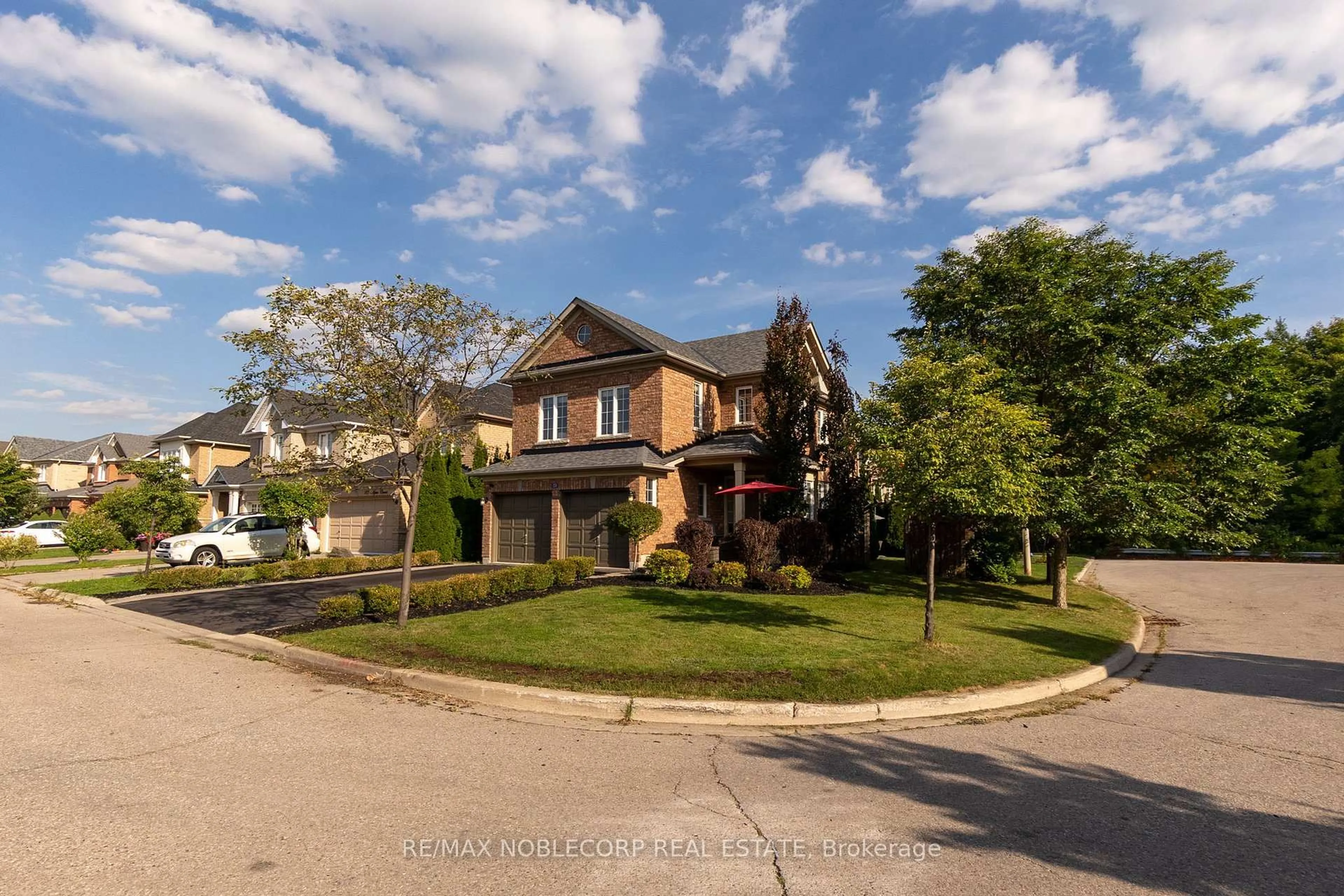 A pic from outside/outdoor area/front of a property/back of a property/a pic from drone, street for 25 Aztec Crt, Richmond Hill Ontario L4S 2W6