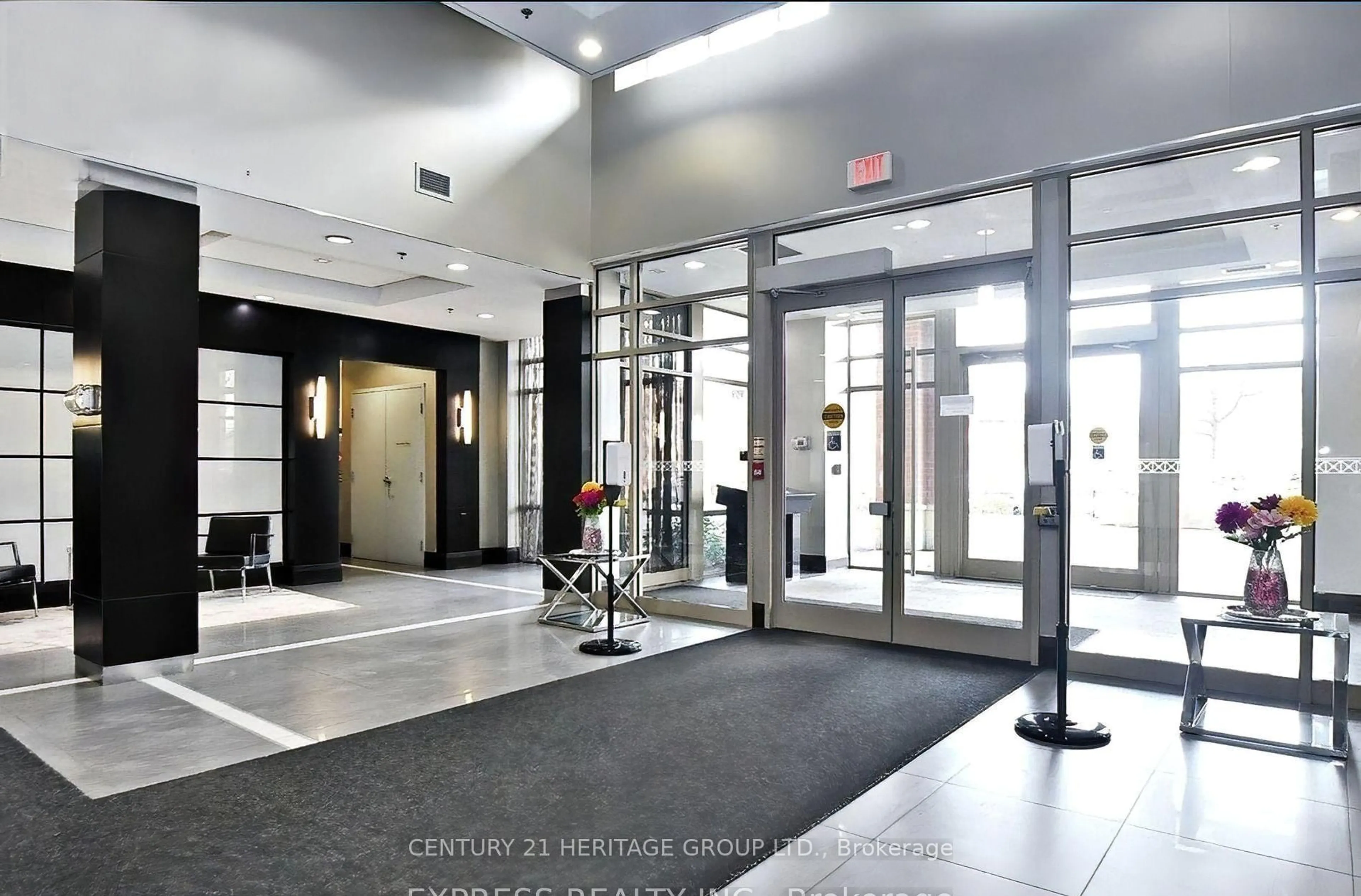 Indoor foyer for 73 King William Cres #Lph6, Richmond Hill Ontario L4B 0C2