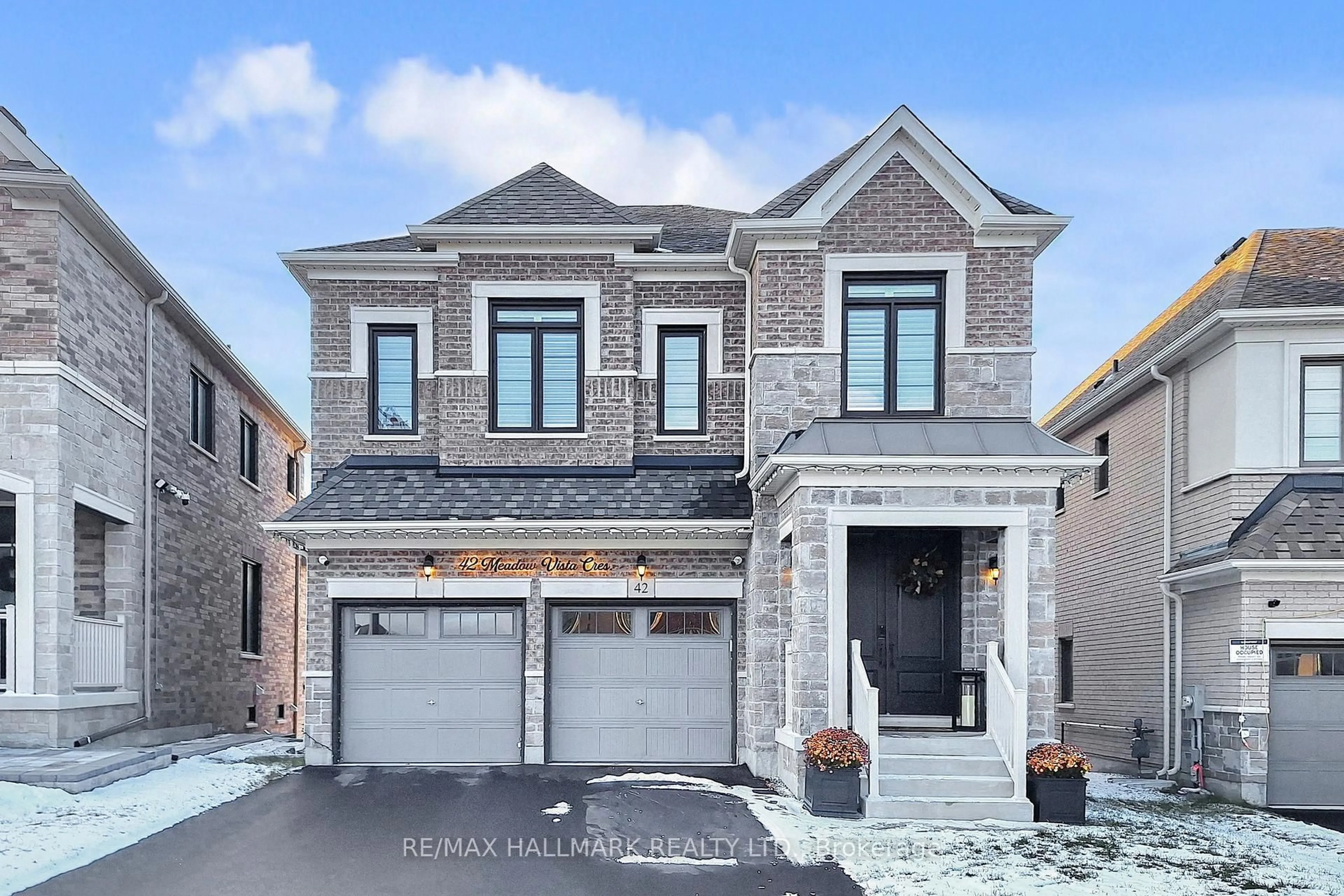 Home with brick exterior material, street for 42 Meadow Vista Cres, East Gwillimbury Ontario L9N 0T4