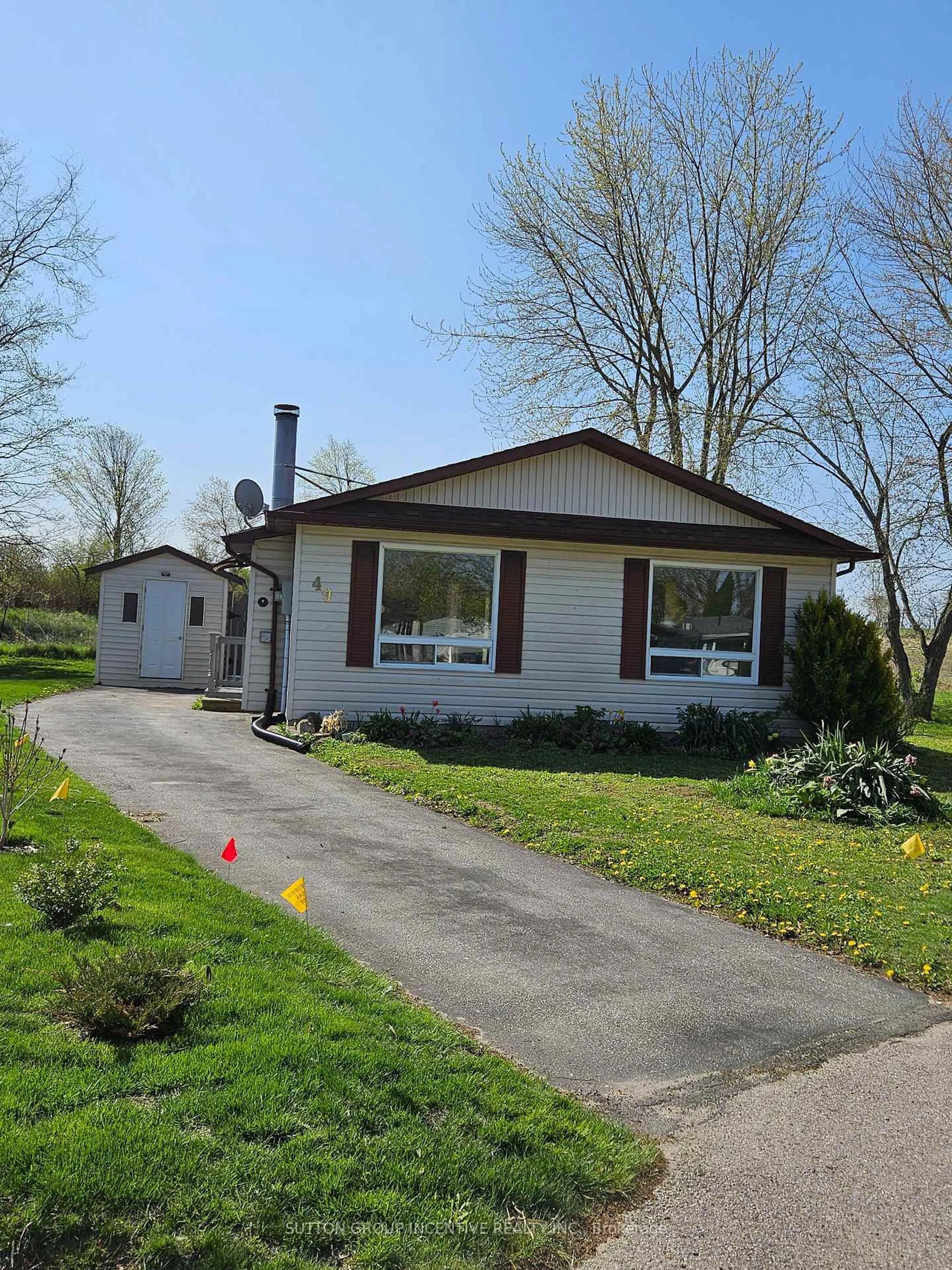 Home with vinyl exterior material, street for 49 ROYAL OAK Dr, Innisfil Ontario L0L 1L0