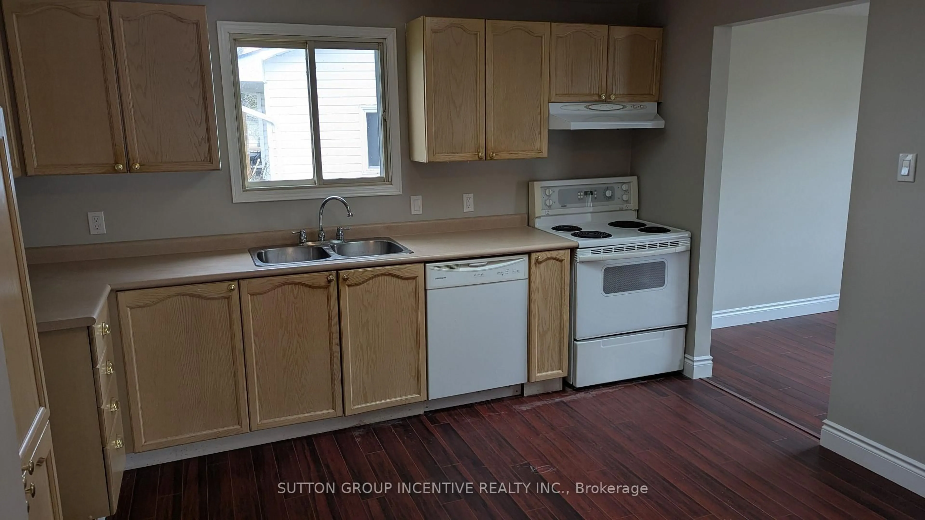 Standard kitchen, wood/laminate floor for 49 ROYAL OAK Dr, Innisfil Ontario L0L 1L0