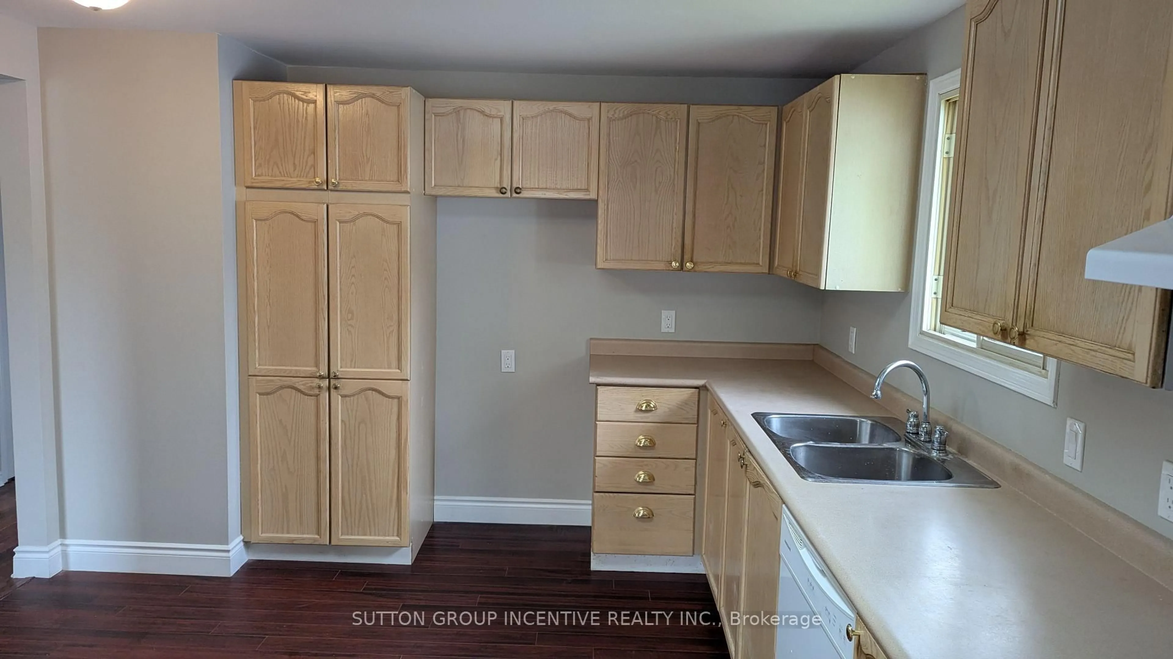 Standard kitchen, wood/laminate floor for 49 ROYAL OAK Dr, Innisfil Ontario L0L 1L0