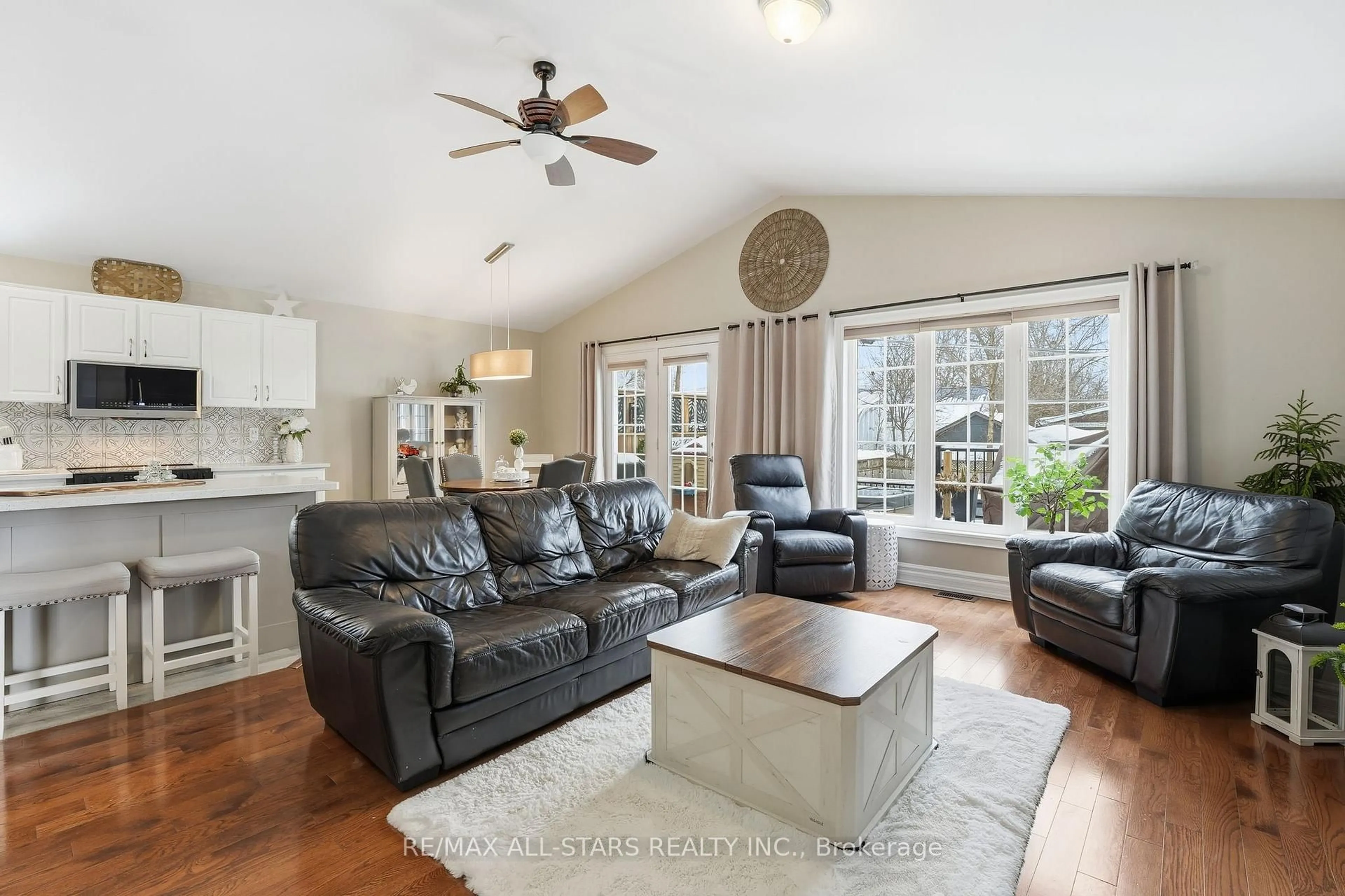 Living room with furniture, unknown for 167 Silas Blvd, Georgina Ontario L4P 2K2